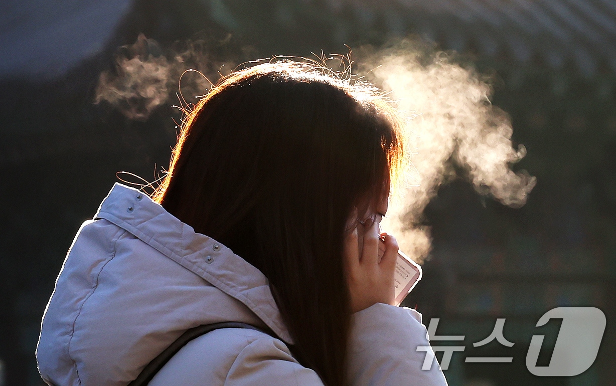 두꺼운 옷을 입은 시민이 입김을 뿜고 있다. /뉴스1 ⓒ News1 장수영 기자