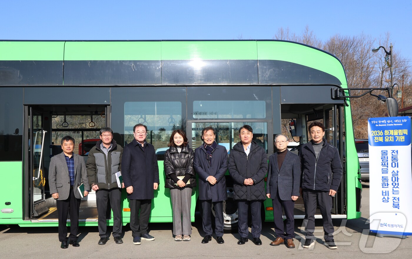 전춘성 전북자치도 진안군수(오른쪽 네번째)와 이루라 진안군의회 부의장(오른쪽 다섯번째) 등이 새로 도입한 전기 지상버스 시승식을 하고 있다.(진안군제공. 재판매 및 DB금지)2025.2.21/뉴스1