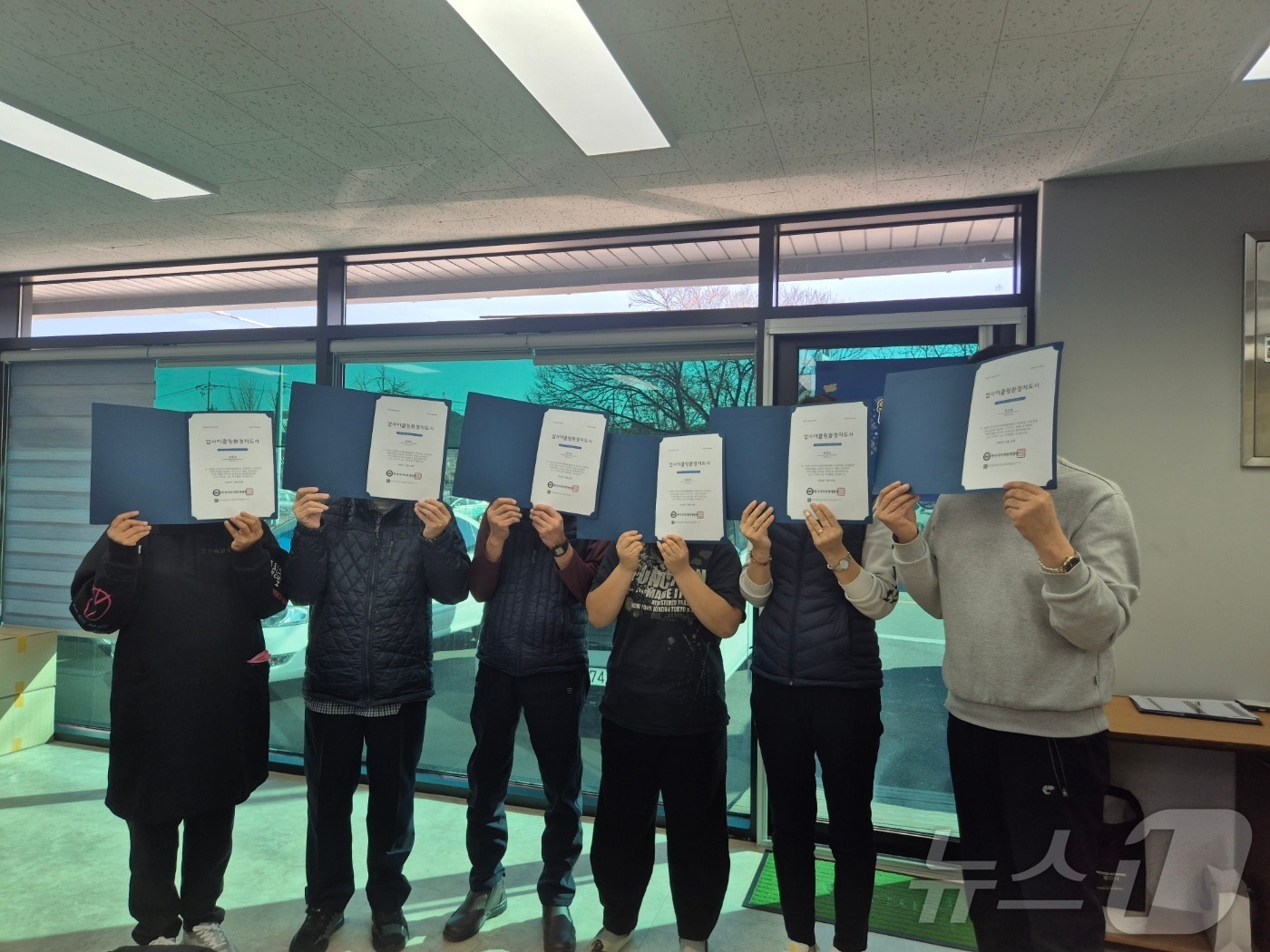 강원 양양군이 자활기금을 통해 지원한교육비로 자격증을 취즉한 지역주민.(양양군 제공, 재판매 및 DB 금지) 2025.2.21/뉴스1