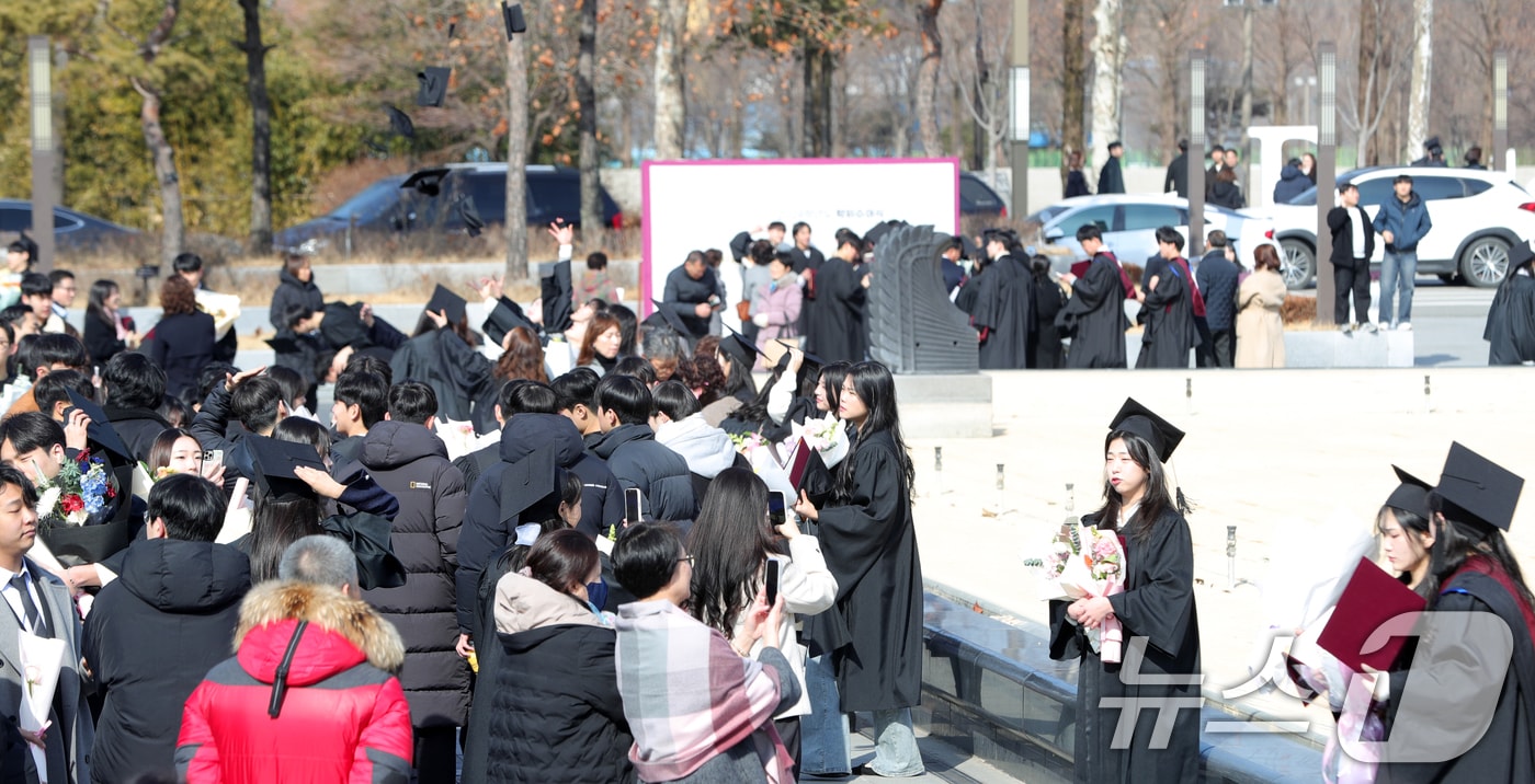 전북대학교 2024학년도 전기 학위수여식이 열린 지난 21일 전북자치도 전주시 전북대 문회루가 기념사진을 찍기 위해 몰린 졸업생과 가족들로 북적이고 있다. 2025.2.21/뉴스1 ⓒ News1 유경석 기자