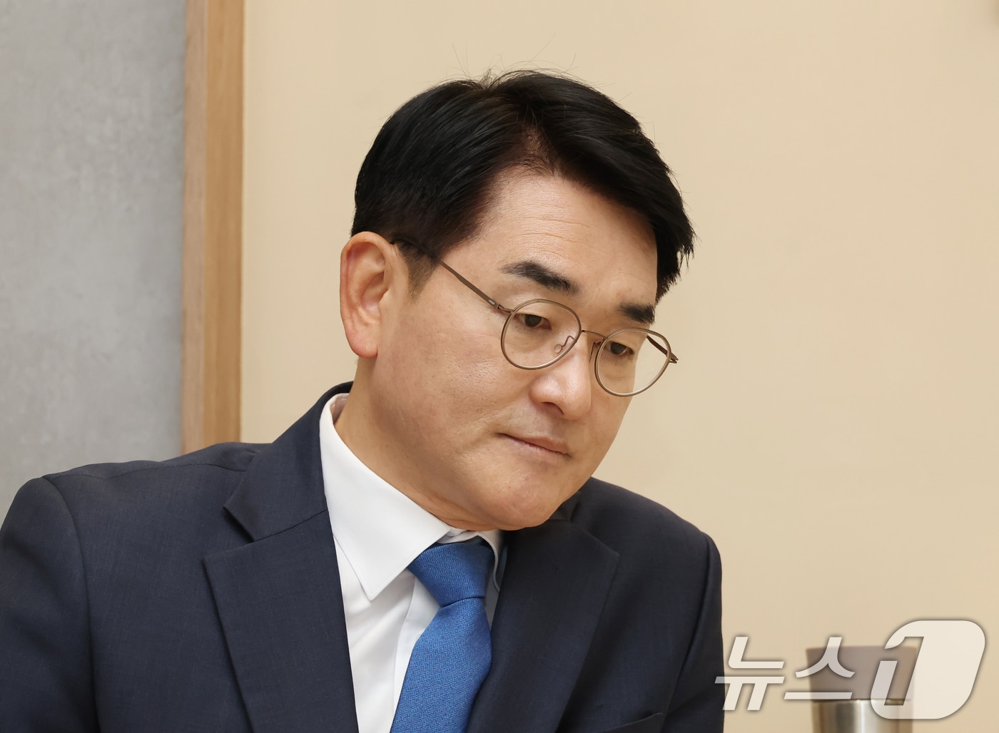 박용진 대통령직속 규제합리화위원회 부위원장. 사진은 2025년 2월 21일 서울 여의도의 한 식당에서 이재명 민주당 대표를 기다리던 모습. (공동취재) 2025.2.21 ⓒ 뉴스1 안은나 기자