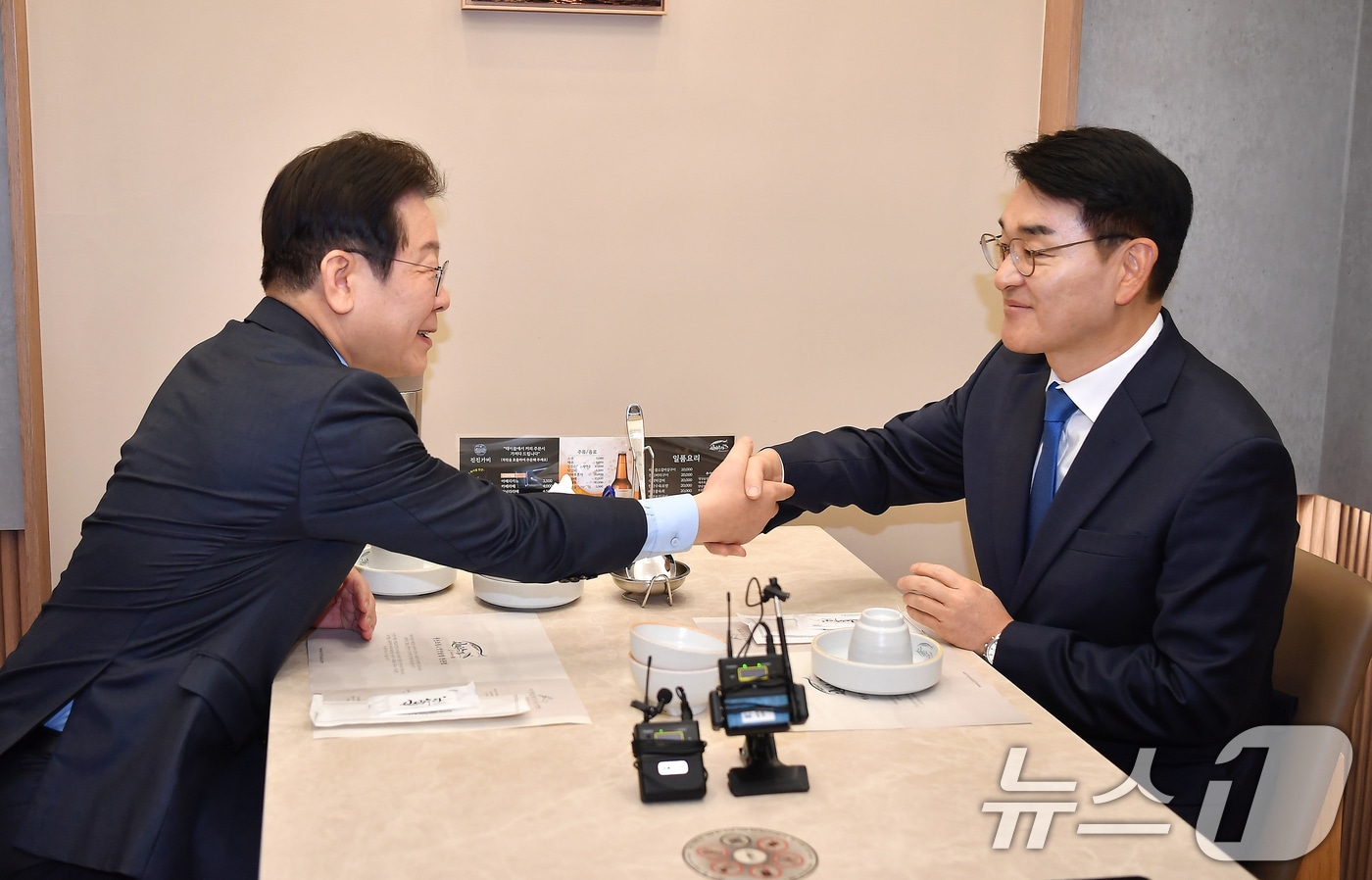 2025년 2월 21일 당시 이재명 더불어민주당 대표와 박용진 전 의원이 서울 여의도의 한 식당에서 만나 악수를 하고 있다. (공동취재) 2025.2.21 ⓒ 뉴스1 안은나 기자