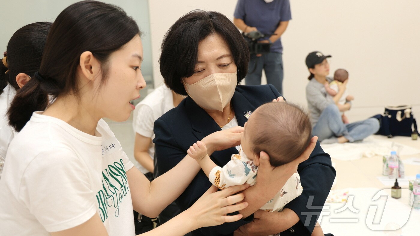 지난해 '아기 오감발달 교실' 시범사업.(과천시 제공.재판매 및 DB금지)/뉴스1