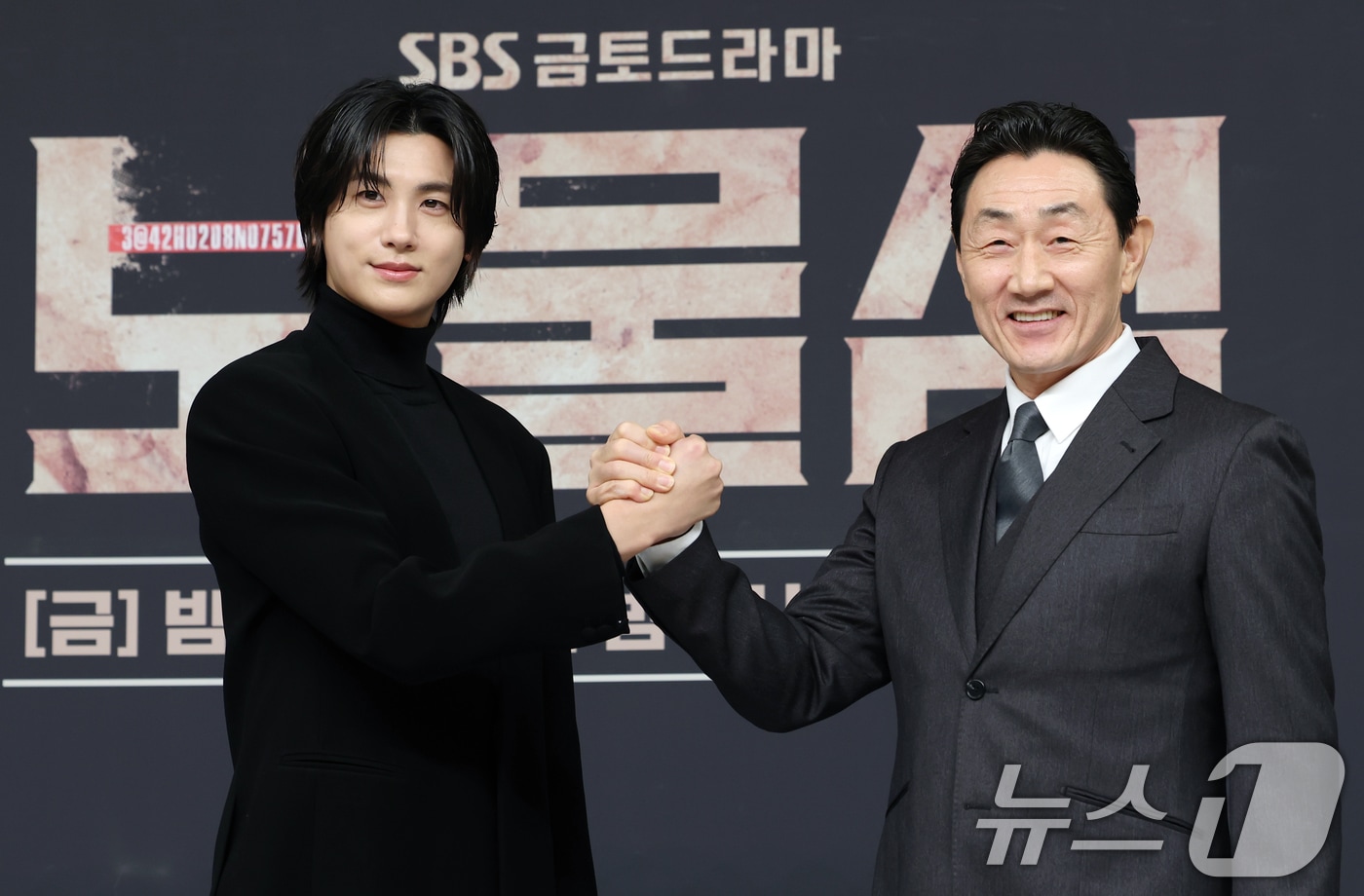 배우 박형식과 허준호(오른쪽)가 21일 오후 서울 양천구 목동 SBS에서 열린 SBS 새 금토드라마 '보물섬' 제작발표회 참석해 포즈를 취하고 있다. '보물섬'은 2조 원의 정치 비자금을 해킹한 서동주(박형식 분)가 자신을 죽인 절대 악과 그 세계를 무너뜨리기 위해 모든 것을 걸고 싸우는 인생 풀 베팅 복수전이다. 2025.2.21/뉴스1 ⓒ News1 권현진 기자