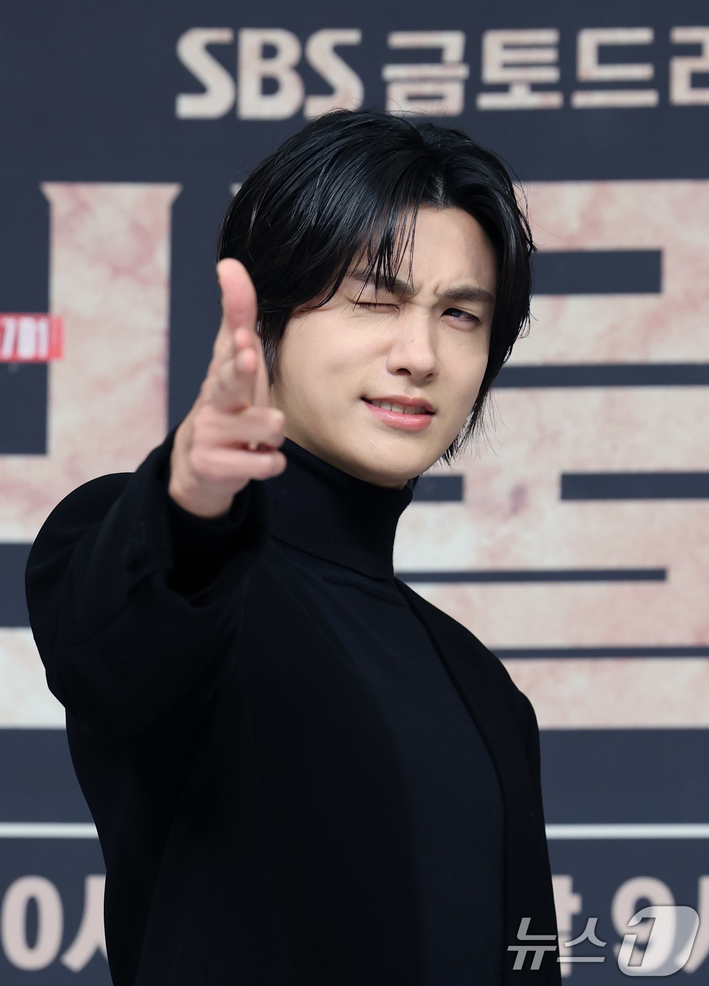 배우 박형식이 21일 오후 서울 양천구 목동 SBS에서 열린 SBS 새 금토드라마 &#39;보물섬&#39; 제작발표회 참석해 포즈를 취하고 있다. &#39;보물섬&#39;은 2조 원의 정치 비자금을 해킹한 서동주&#40;박형식 분&#41;가 자신을 죽인 절대 악과 그 세계를 무너뜨리기 위해 모든 것을 걸고 싸우는 인생 풀 베팅 복수전이다. 2025.2.21/뉴스1 ⓒ News1 권현진 기자