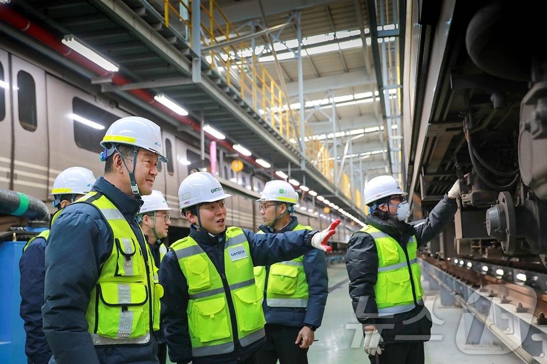 김종대 공항철도 부사장이 검수고에서 안전점검을 하고 있다. (공항철도 제공) / 뉴스1