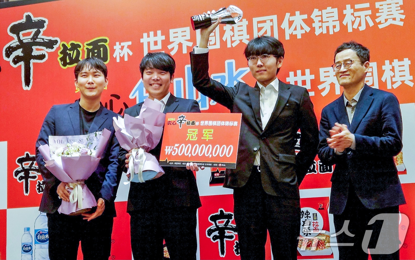 설현준 9단(왼쪽부터)과 신진서 9단, 박정환 9단이 21일 중국 상하이의 그랜드 센트럴 호텔에서 열린 '제26회 농심신라면배 세계바둑최강전'에서 우승을 거둔 후 기념촬영을 하고 있다. 2025.2.21/뉴스1 ⓒ News1 김도용 기자