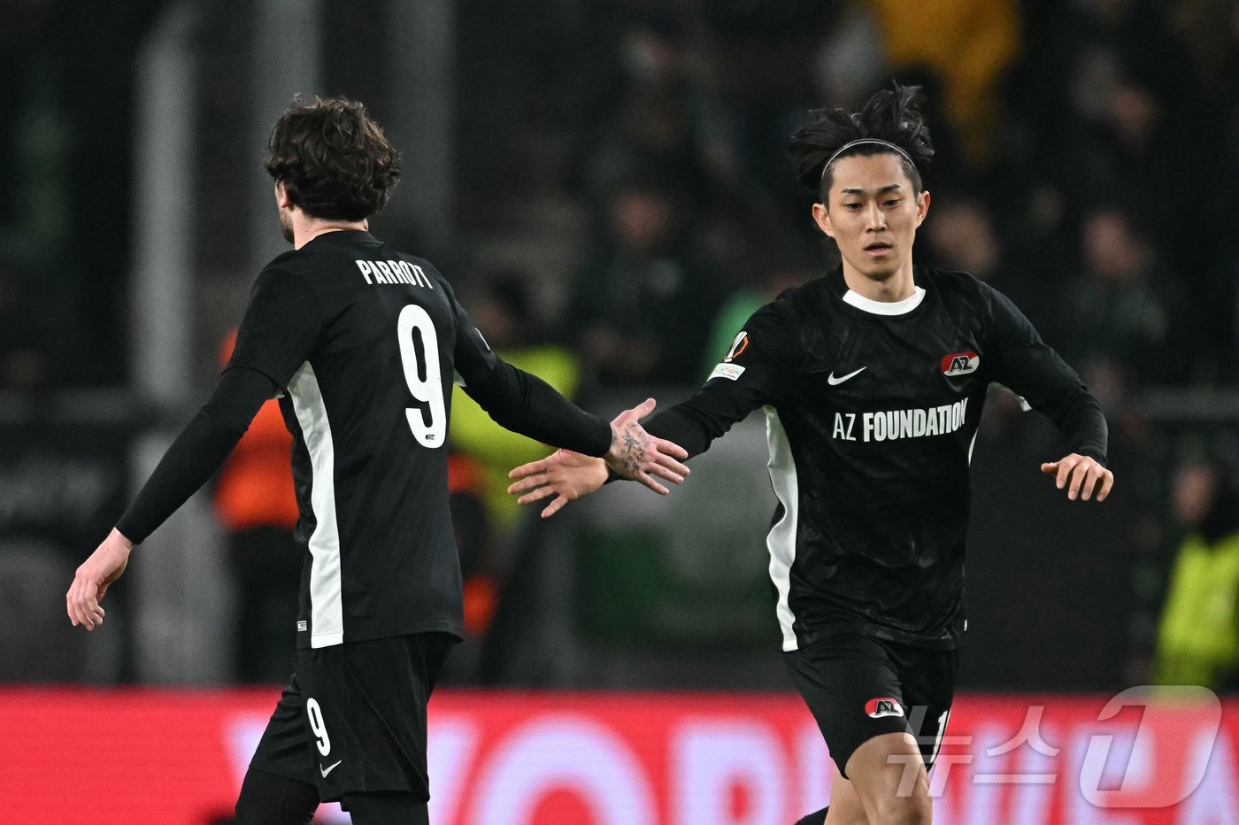 AZ알크마르의 라이트백 마이쿠마 세이야&#40;오른쪽&#41;. ⓒ AFP=뉴스1