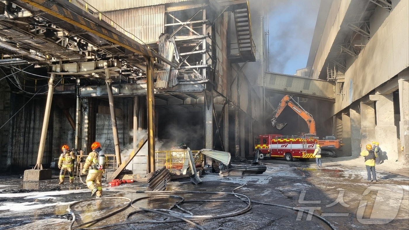 단양군 매포읍의 한 시멘트공장 내 창고에서 불(단양소방서 제공. 재판매 및 DB금지)/뉴스1
