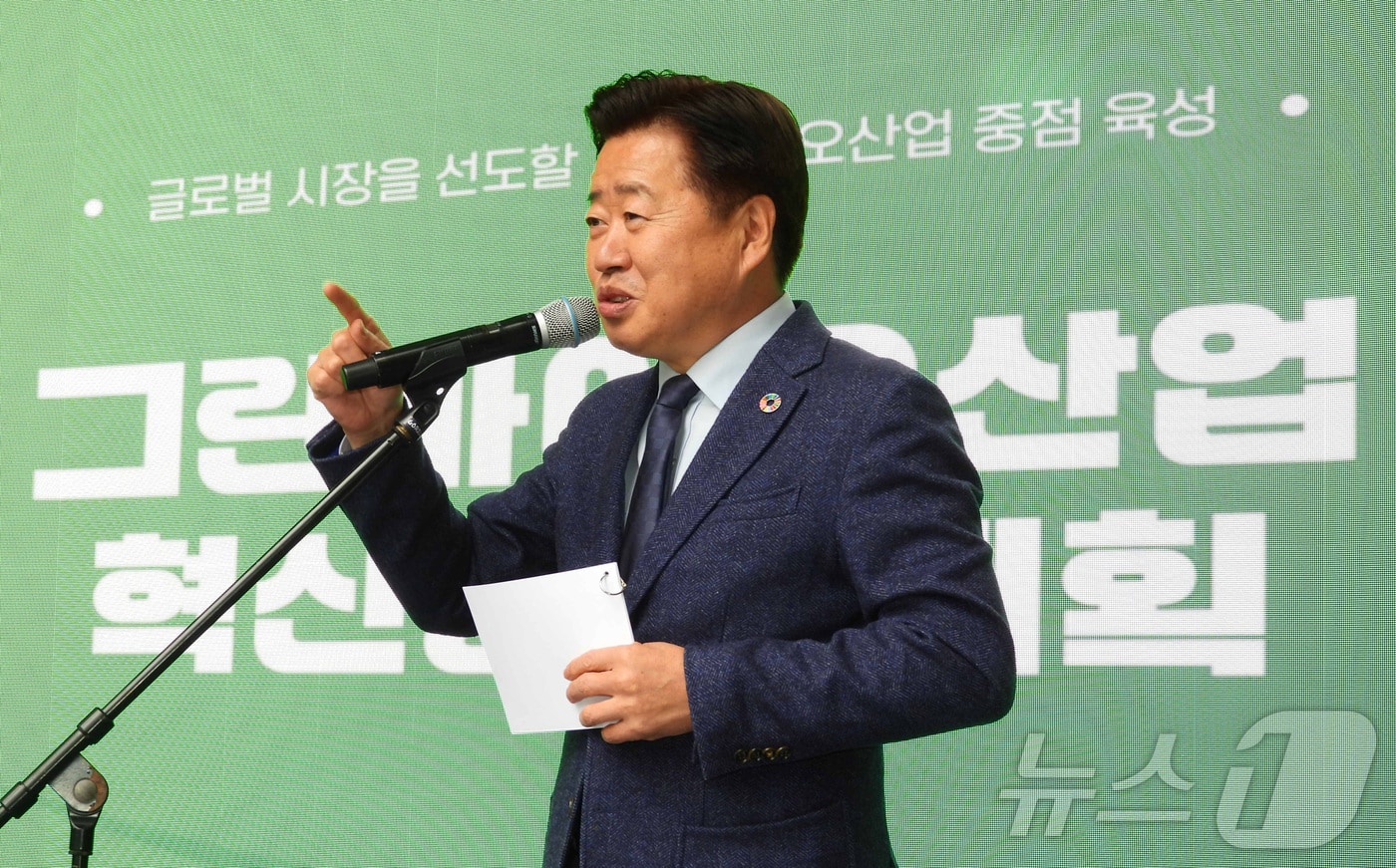 오영훈 제주특별자치도지사가 22일 오후 제주시 칠성로 상점가에서 열린 제주지역혁신플랫폼 청정바이오사업단의 '칠성로에서 그린 바이오(Green Bio)를 만나다' 행사에서 '제주 그린 바이오 산업 혁신성장 계획'을 발표하고 있다.2025.2.22./뉴스1 ⓒ News1 오미란 기자