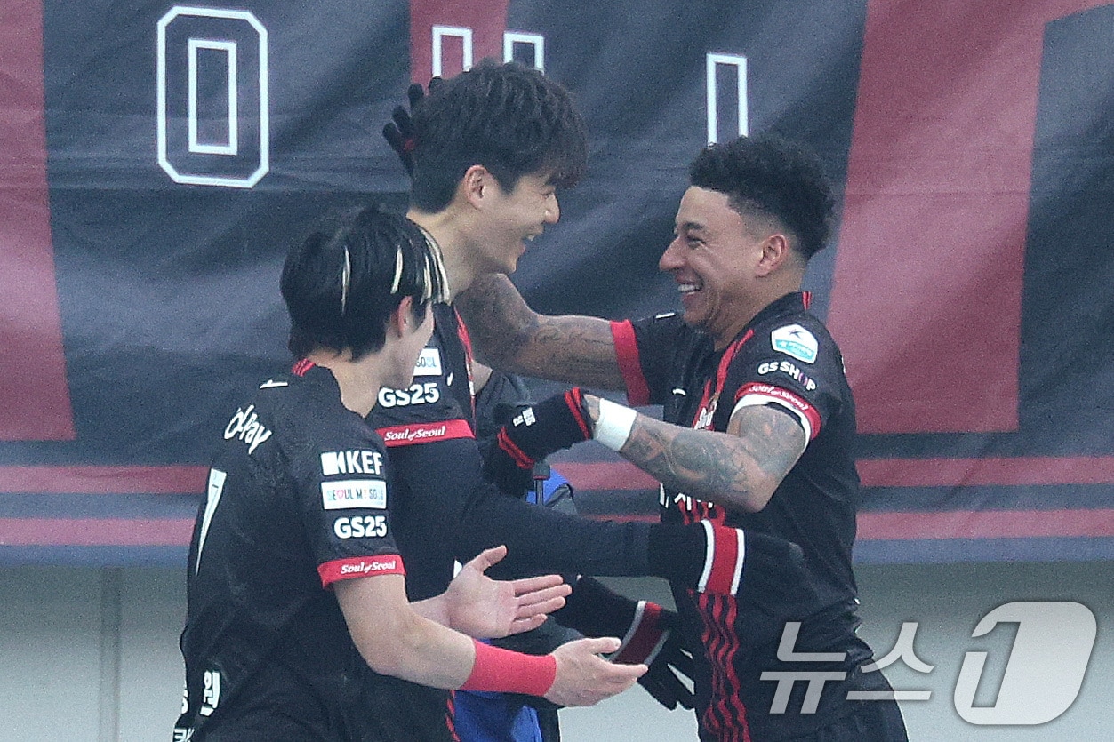 22일 오후 서울 마포구 서울월드컵경기장에서 하나은행 K리그1 2025 2라운드 FC서울과 FC안양의 경기에서 FC서울 린가드가 선제골을 기록한 후 동료들과 기쁨을 나누고 있다. 2025.2.22/뉴스1 ⓒ News1 신웅수 기자