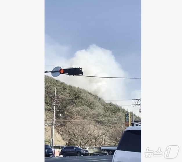22일 오후 2시 54분 대전 동구 신상동의 한 야산에서 불이 난 모습. (독자 제공, 재판매 및 DB 금지) 2025.2.22./뉴스1