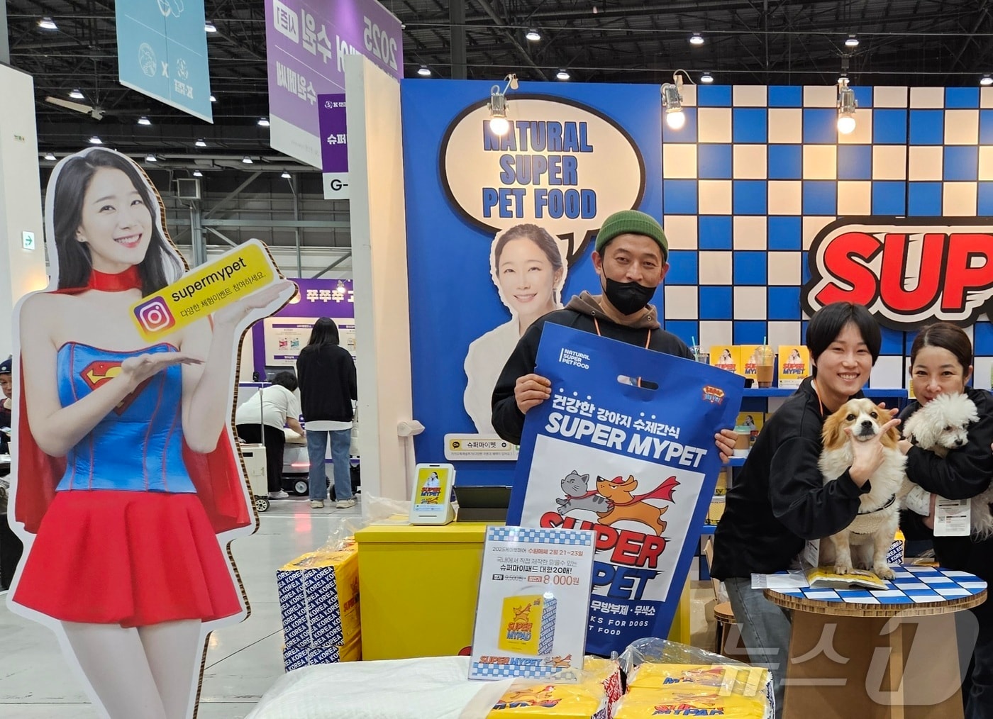슈퍼마이펫은 21일 케이펫페어가 열린 수원메쎄에 부스를 설치하고 반려동물 수제간식을 선보였다.ⓒ 뉴스1