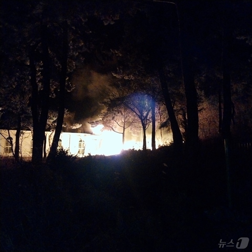23일 오전 2시 45분쯤 고흥군 영남면의 한 교회에서 시작된 불이 야산으로 번졌다. 사진은 화재 당시의 모습. &#40;고흥소방 제공. 재판매 및 DB 금지&#41; 2025.2.23/뉴스1 