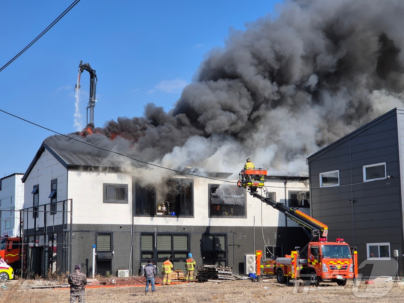 소방관들이 천안 단독 주택 화재를 진압하고 있다.(천안서북소방서 제공.재판매 및 DB금지) /뉴스1