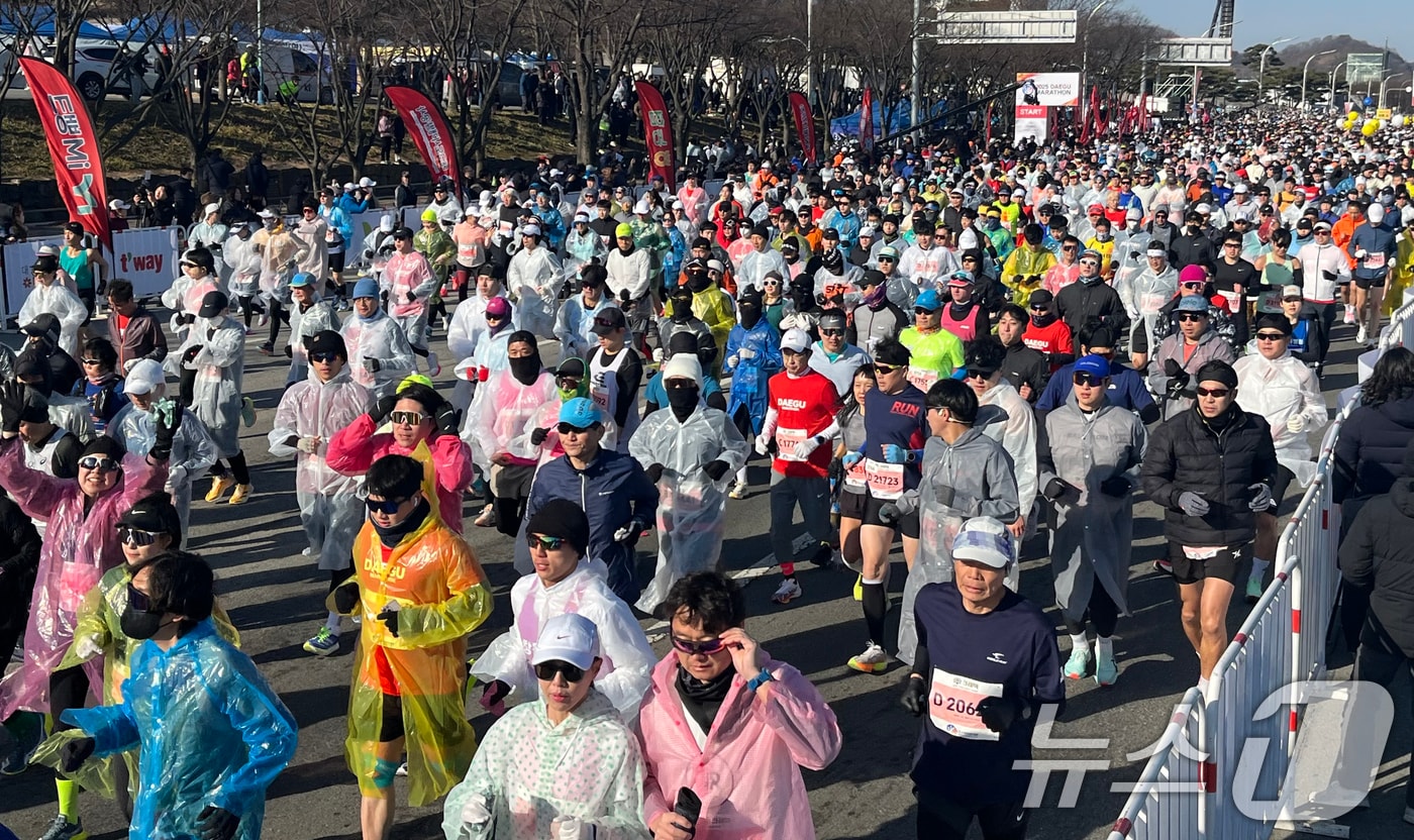 '2026대구세계마스터즈육상경기대회' 조직위원회는 오는 23일부터 내년 6월 23일까지 대회 홈페이지를 통해 참가 신청을 받는다. 사진은 대구마라톤대회에 참가한 시민들이 출발하는 모습. (사진은 기사 내용과 무관함) 2025.2.23/뉴스1 ⓒ News1 자료 사진