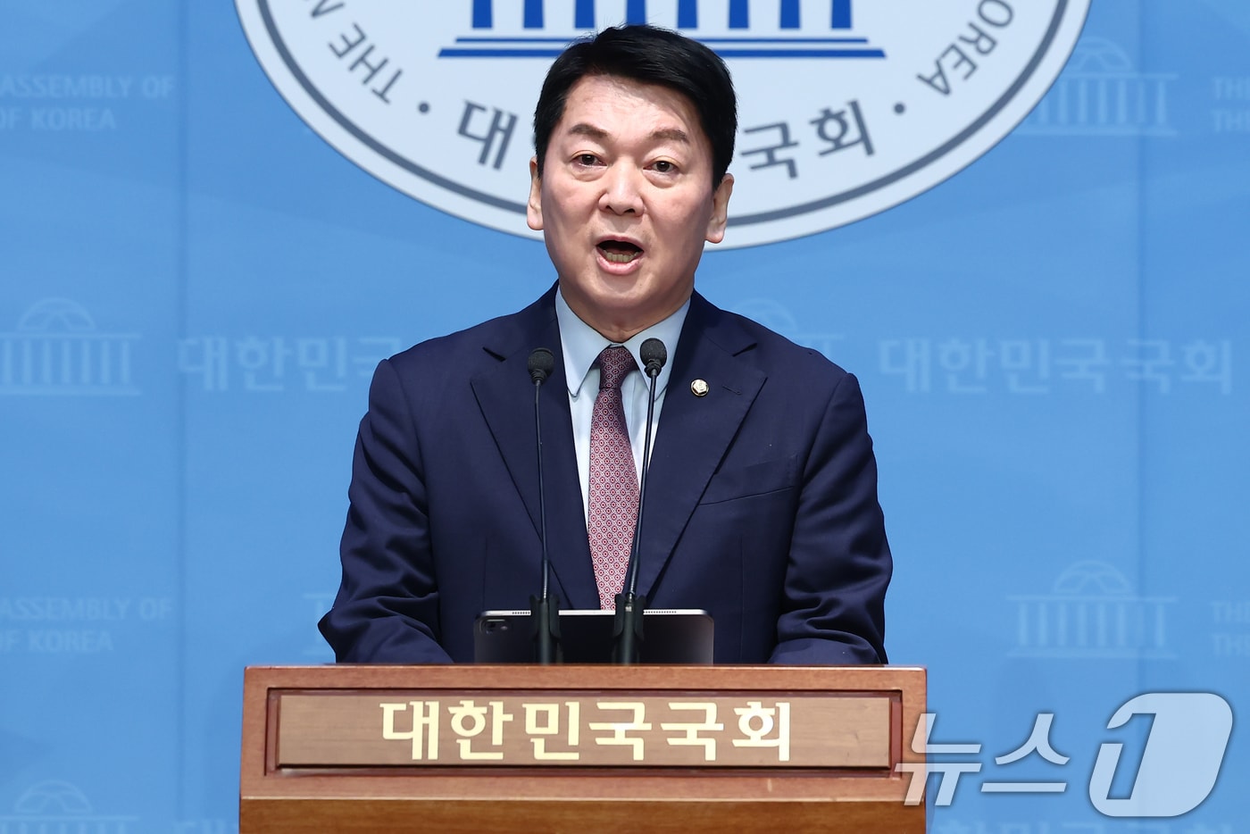 안철수 국민의힘 의원이 23일 오전 서울 여의도 국회 소통관에서 시대교체·시대전환 국민통합 선언 기자회견을 하고 있다. 이날 안 의원은 "대한민국을 하나로 통합해야 한다＂며 시대교체 및 시대전환, 사회·정치개혁, 정치교체 및 합리적·도덕적 정치 복원(개헌) 등 3가지 사안을 제시했다. 2025.2.23/뉴스1 ⓒ News1 김민지 기자