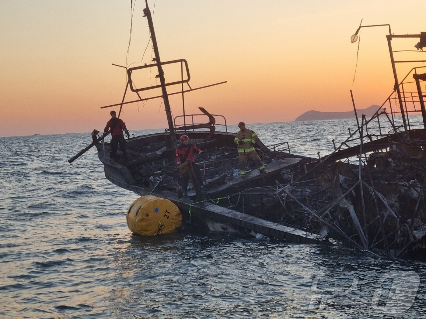 전북 부안군 왕등도 인근 해역에서 화재로 침몰한 신방주호 인양이 난항을 겪고 있다.(부안해경 제공. 재판매 및 DB금지) 2025.2.23/뉴스1