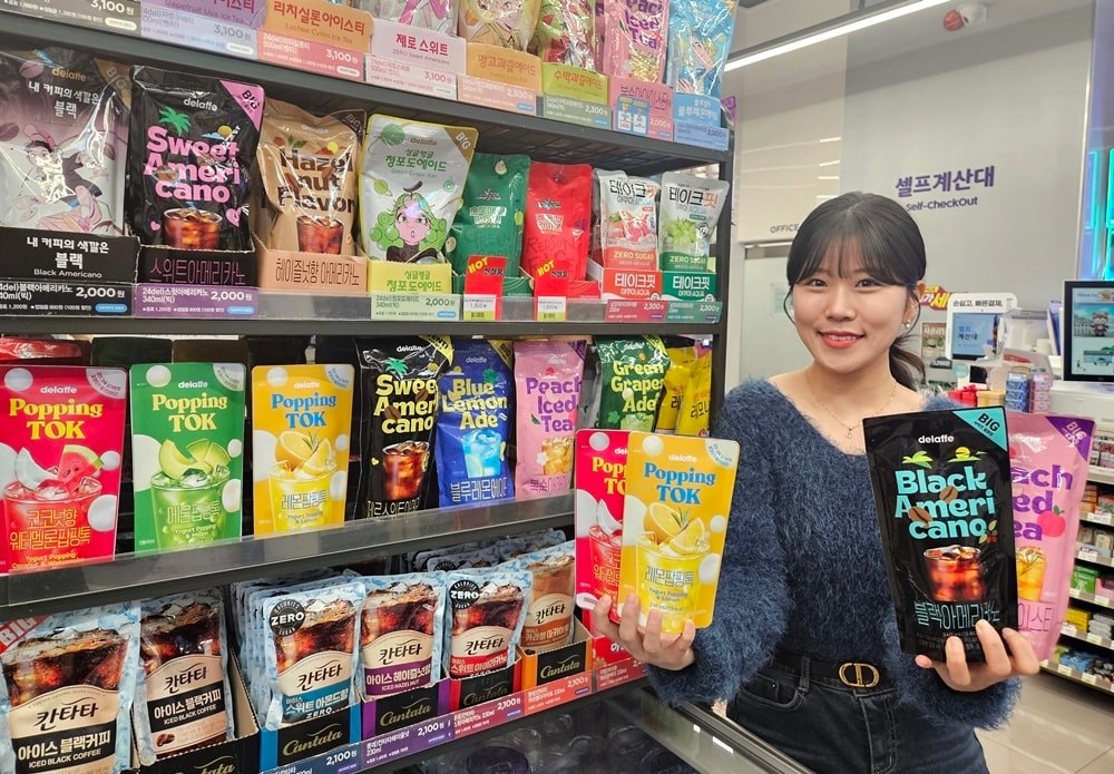 CU는 자사 아이스드링크 델라페(delaffe) 커피 가격을 최대 200원 인하하며 장바구니 물가 안정에 앞장선다.(CU제공)