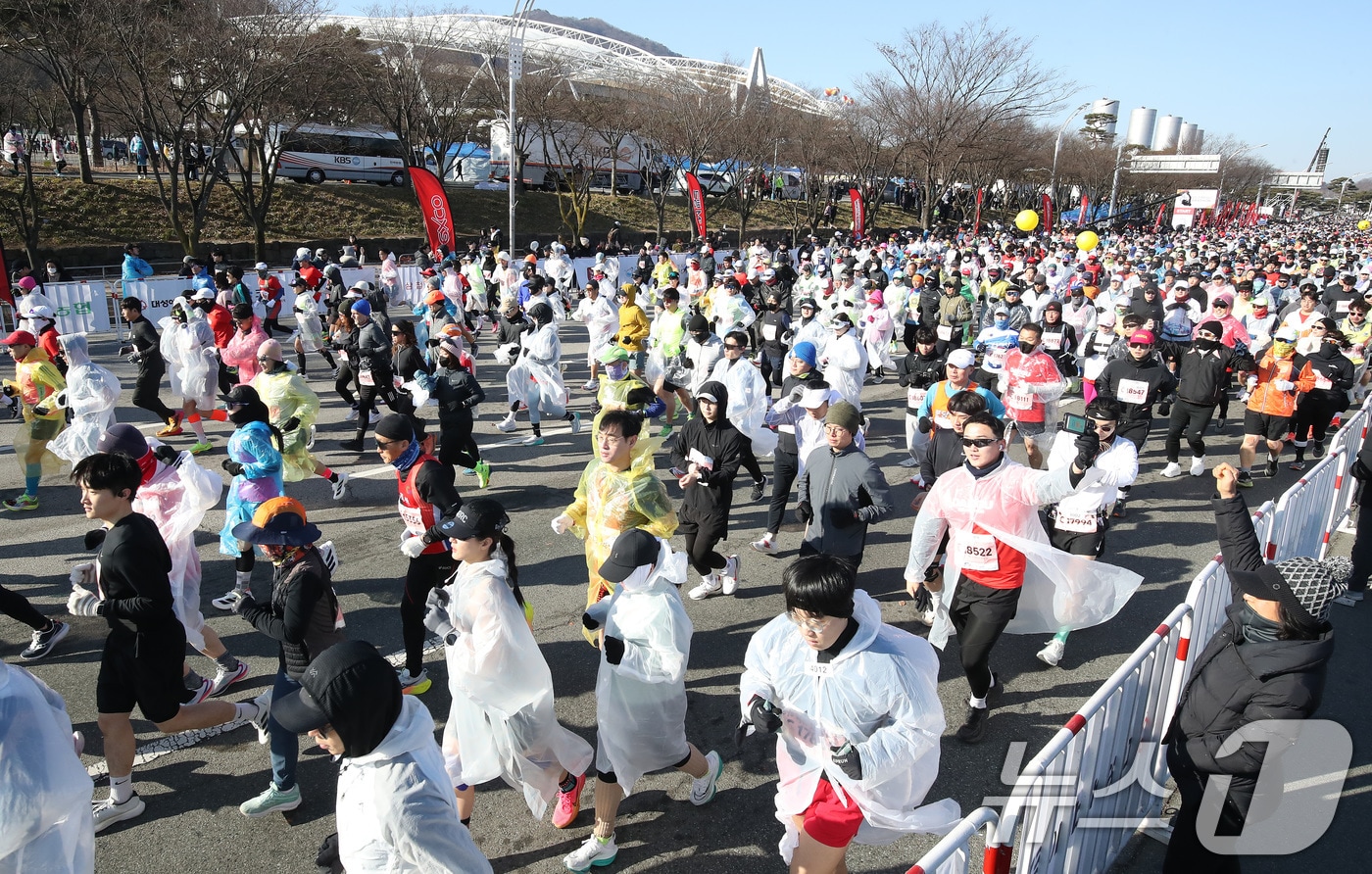 지난 2월23일 대구 수성구 대구스타디움 일대에서 열린 '2025 대구마라톤대회'에 참가한 주자들이 힘차게 출발하고 있다. 2025.2.23/뉴스1 ⓒ News1 공정식 기자