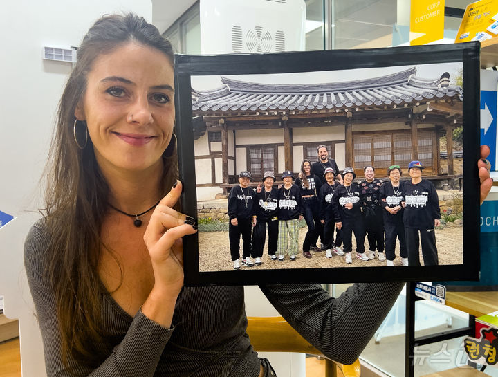 카프리카 감독이 수니와칠공주와 함께 한 사진을 들어보이고 있다 (칠곡군 제공. 재판매 및 DB금지) 2025.02.23/뉴스1