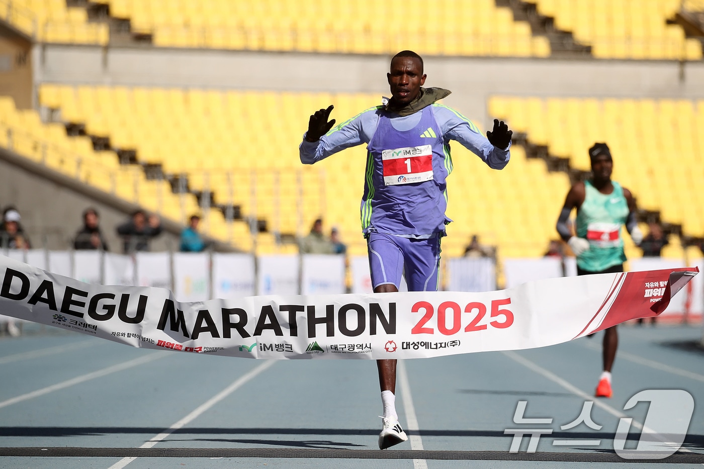 23일 오전 대구 수성구 대구스타디움 일원에서 열린 '2025 대구마라톤대회'에서 게브리엘 제럴드 게이(탄자니아)가 국제부 남자 1위로 결승선을 통과하고 있다. 2025.2.23/뉴스1 ⓒ News1 공정식 기자