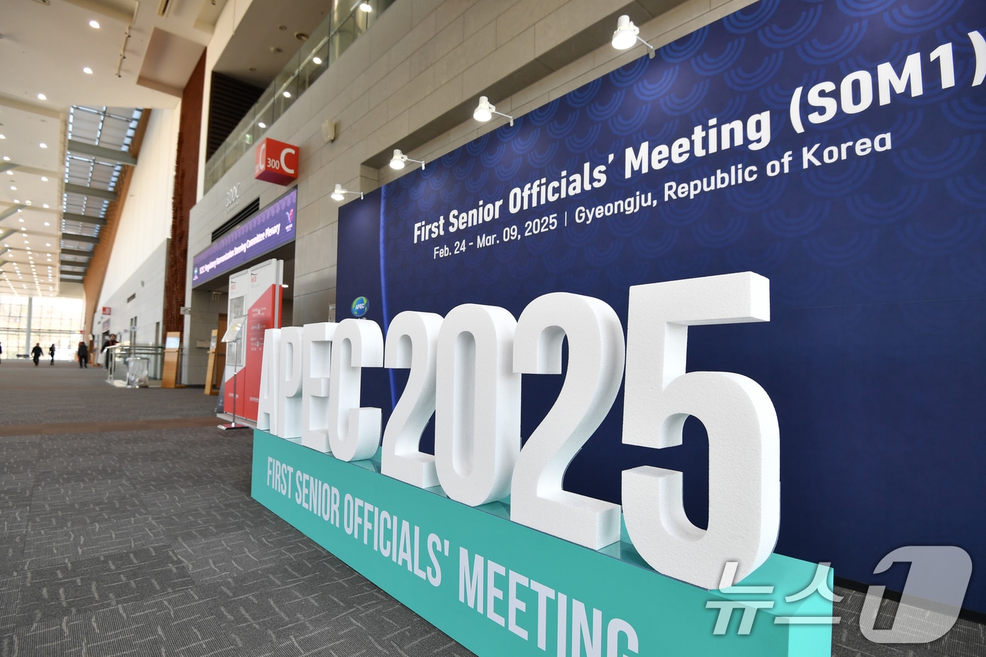 APEC 고위관리회의(SOM1) 개막을 하루 앞둔 23일 회의장인 경북 경주시 보문단지 내 화백컨벤션센터에서 막바지 준비가 한창이다.  2025.2.23/뉴스1 ⓒ News1 최창호 기자
