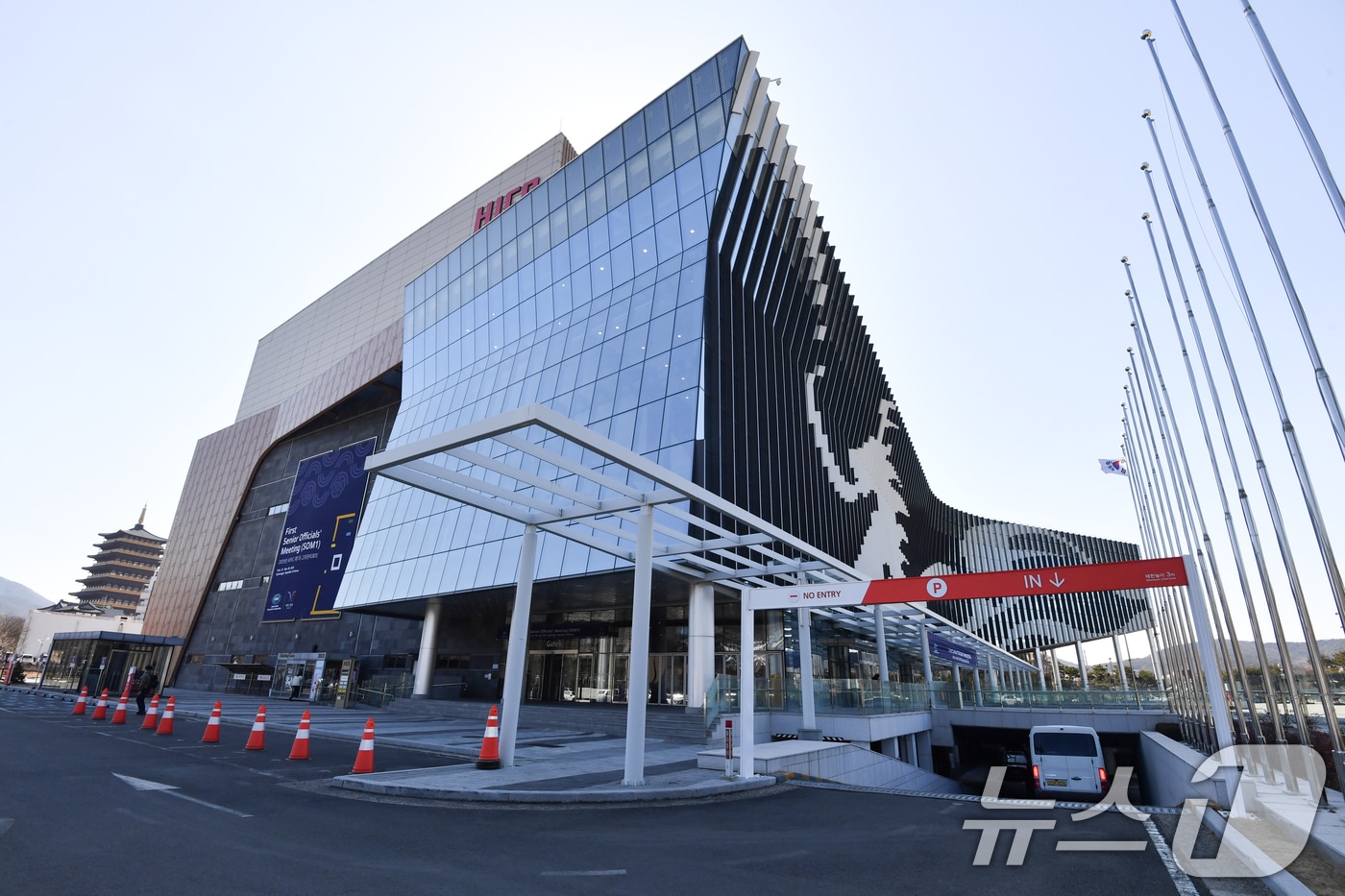 APEC 고위관리회의&#40;SOM1&#41; 개막을 하루 앞둔 23일 회의장인 경북 경주시 보문단지 내 화백컨벤션센터에서 막바지 준비에 한창이다. 이번 회의는 24일부터 다음 달 9일까지 HICO에서 APEC 21개 회원국 대표단 등 2000여명이 28개 회의체를 구성해 총 100여 차례의 회의를 개최한다 2025.2.23/뉴스1 ⓒ News1 최창호 기자