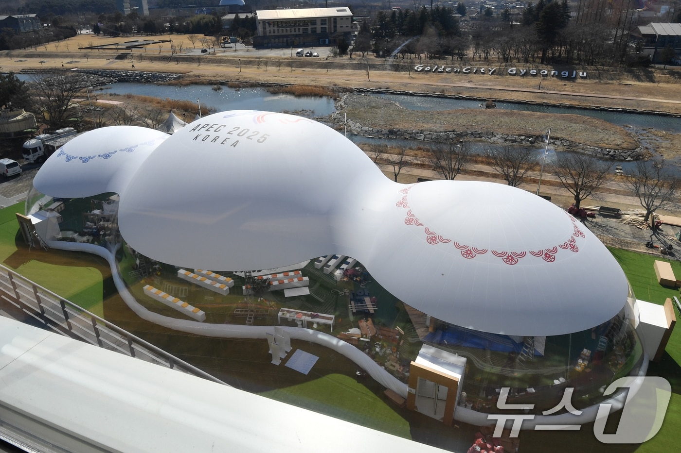 APEC 고위관리회의(SOM1) 개막을 하루 앞둔 23일 회의장인 경북 경주시 보문단지 내 화백컨벤션센터에서 막바지 준비에 한창인 가운데 한복 등 한국의 전통문화를 체험해 볼 수 있는 야외 전시부스가 설치돼 있다. 2025.2.23/뉴스1 ⓒ News1 최창호 기자