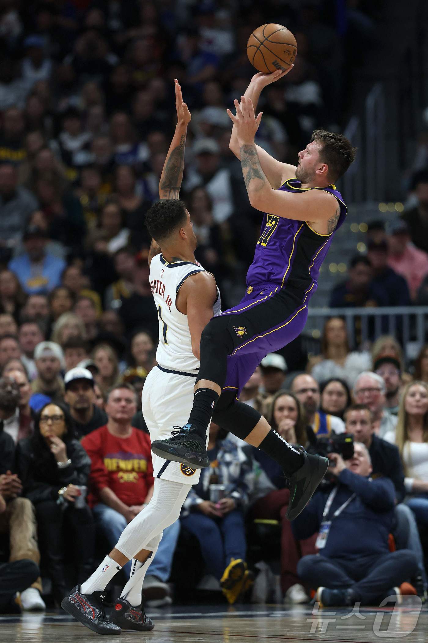 NBA 레이커스 돈치치(오른쪽)가 덴버와 경기에서 슛을 쏘고 있다. ⓒ AFP=뉴스1