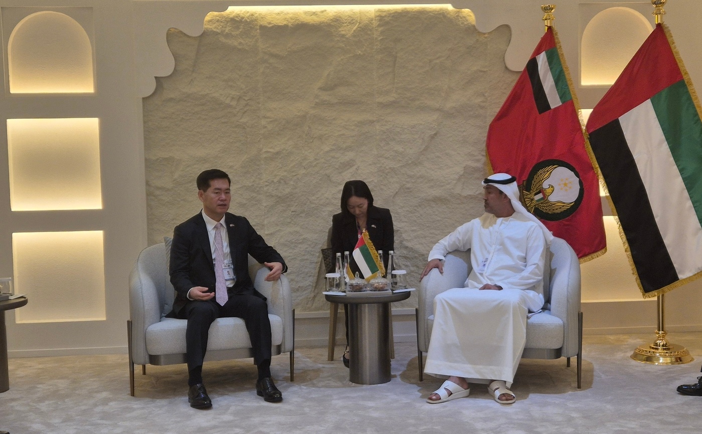 석종건 방위사업청장이 지난 17일(현지시간) 모함메드 알 마즈루이 UAE(아랍에미리트) 국방특임장관과 면담하고 있다.(방위사업청 제공)
