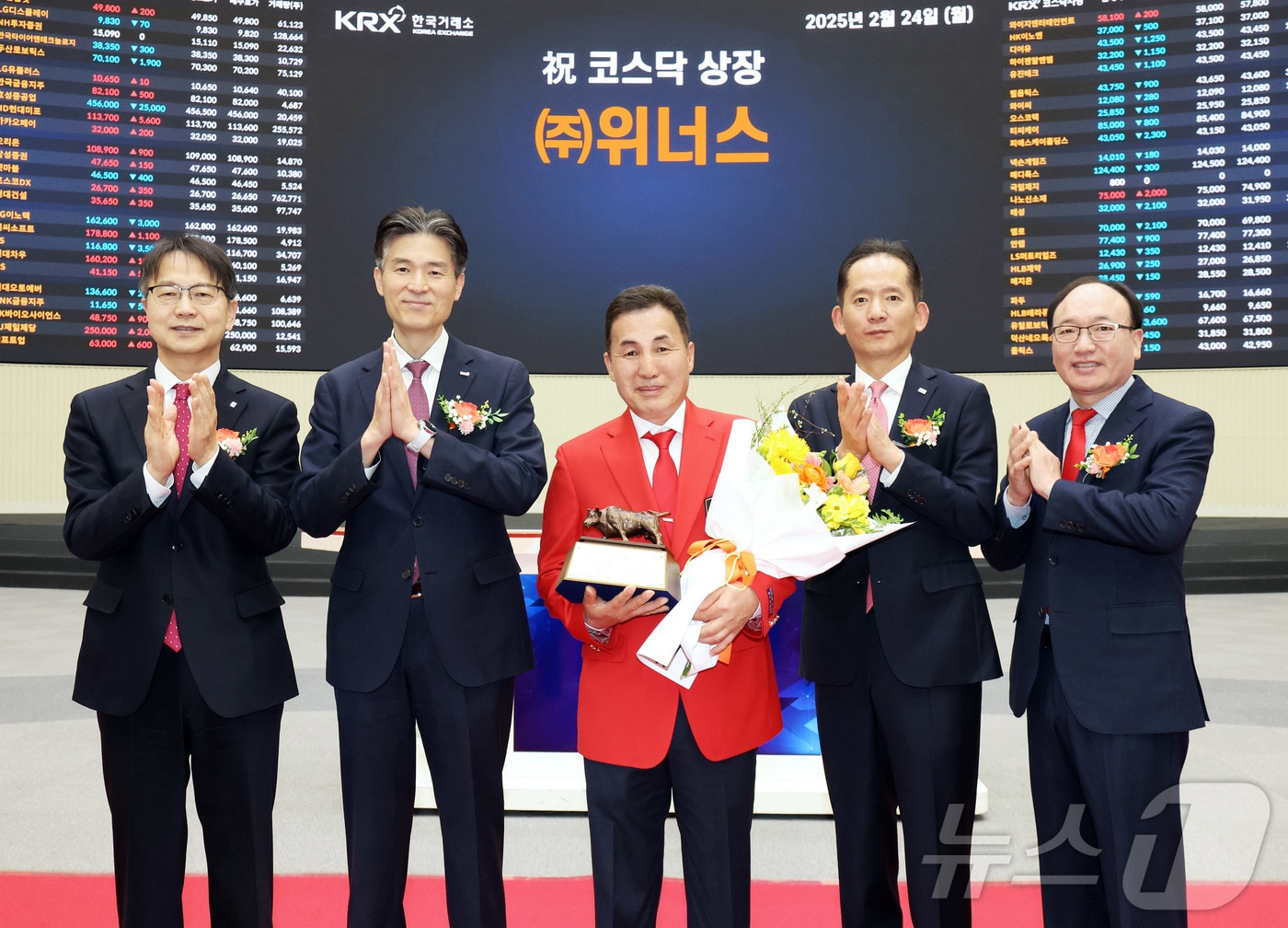 24일 서울 영등포구 한국거래소 서울사옥에서 배선기구 및 전기차충전기를 제조.판매하는 위너스의 코스닥시장 상장기념식이 열리고 있다. 왼쪽부터 김대영 한국IR협의회 부회장, 민경욱 한국거래소 코스닥시장본부장, 김창성 위너스 대표이사, 강성범 미래에셋증권 부사장, 강왕락 코스닥협회 부회장. &#40;한국거래소 제공, 재판매 및 DB금지&#41; 2025.2.24/뉴스1