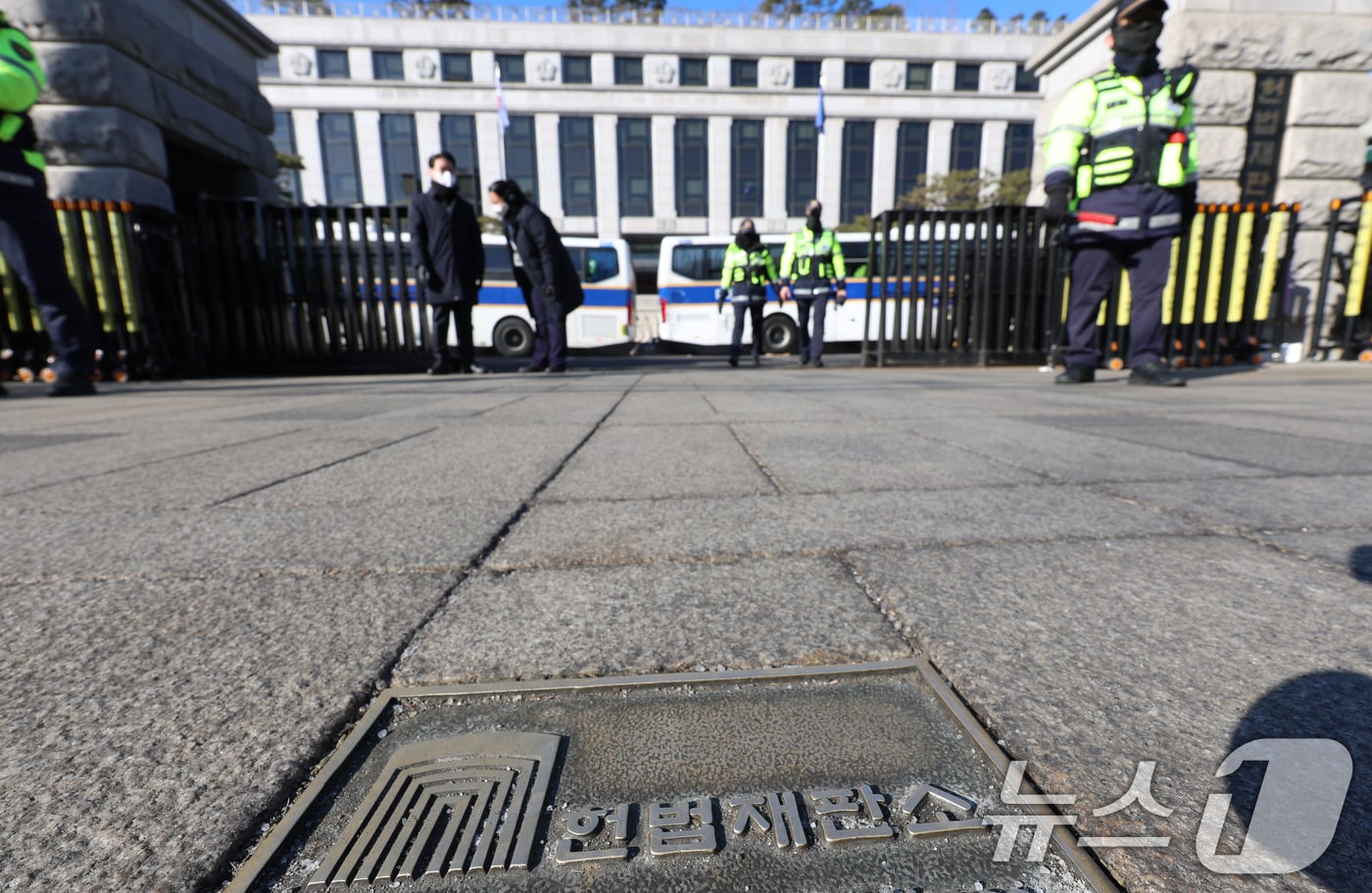 윤석열 대통령의 탄핵심판 변론 종결이 하루 앞으로 다가왔다. 헌법재판소는 오는 25일 오후 2시부터 시작되는 윤 대통령 탄핵심판 11차 변론에서 양측의 종합 변론과 당사자의 최종 의견 진술을 듣는다. 사진은 24일 헌법재판소 모습. 2025.2.24/뉴스1 ⓒ News1 김명섭 기자