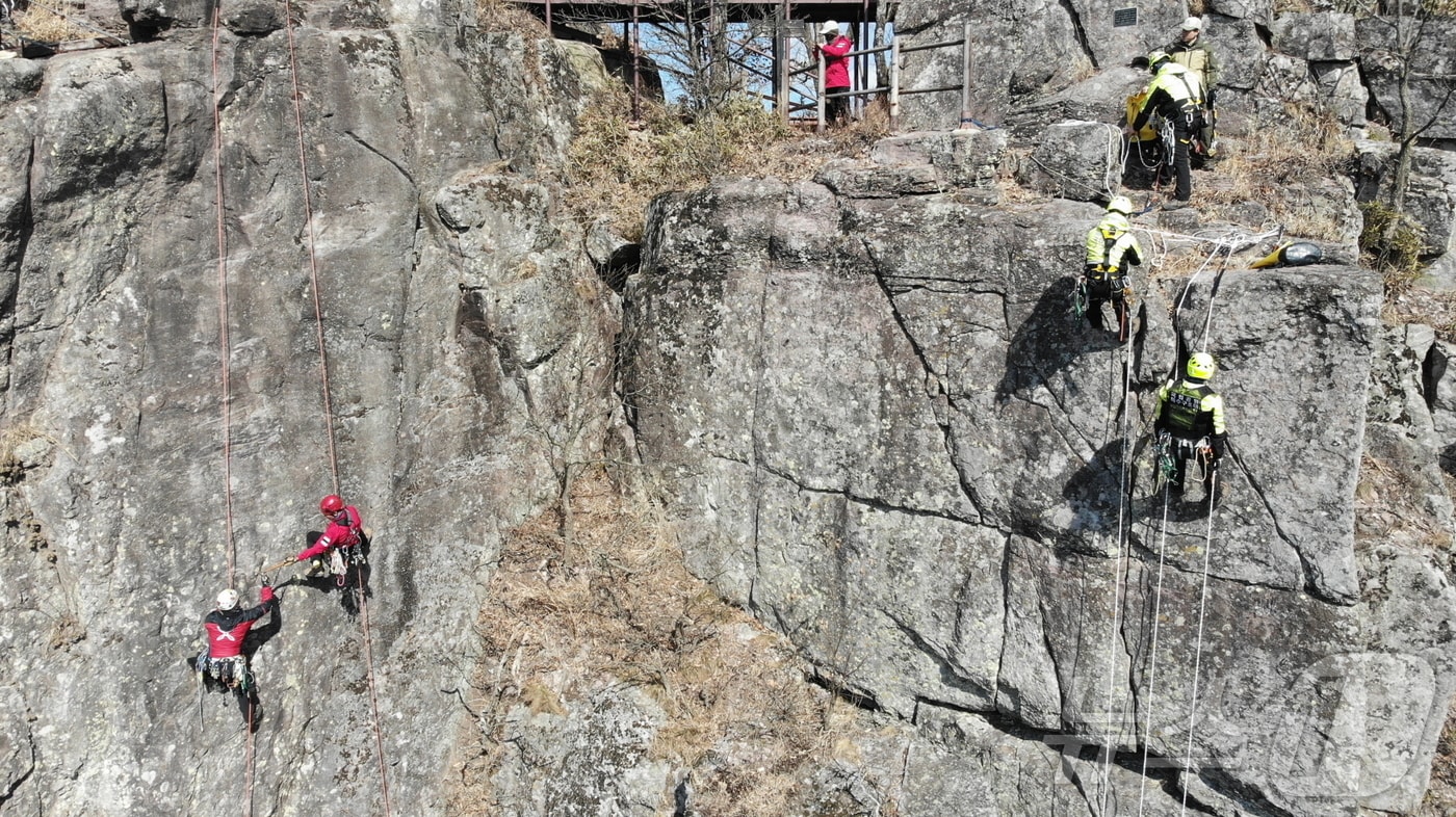 해빙기 새인봉 암장에서 구조훈련하는 무등산 특수산악구조대의 모습. (국립공원공단 무등산국립공원사무소 제공. 재판매 및 DB 금지)/뉴스1 ⓒ News1 이승현 기자