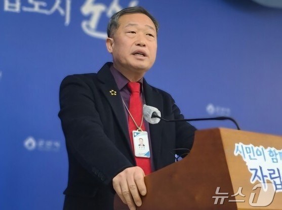 한경봉 군산시의원이 24일 군산시청 브리핑룸에서 기자회견을 하고 있다. 2025.2.24/뉴스1 ⓒ News1 김재수 기자