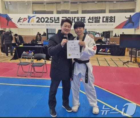 도원이엔씨 김민기 선수가 –68kg급 태권도 국가대표로 선발돼 기념촬영을 하고 있다. /뉴스1