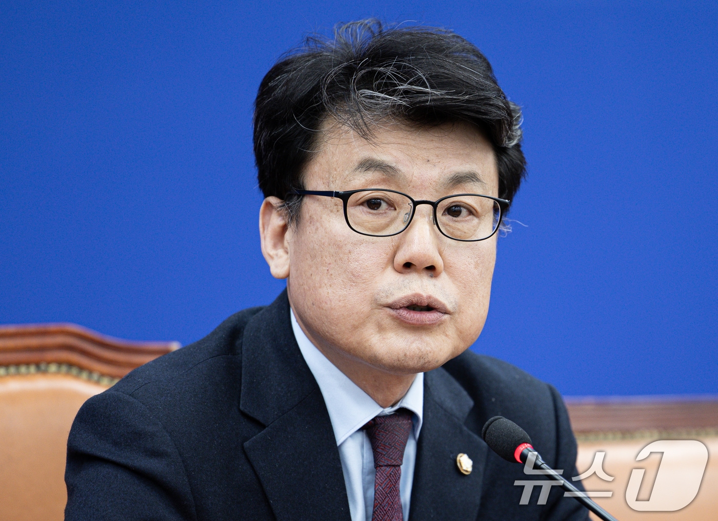 진성준 더불어민주당 정책위의장이 24일 오후 서울 여의도 국회에서 열린 연금개혁 관련 기자간담회에서 발언을 하고 있다. 2025.2.24/뉴스1 ⓒ News1 이재명 기자