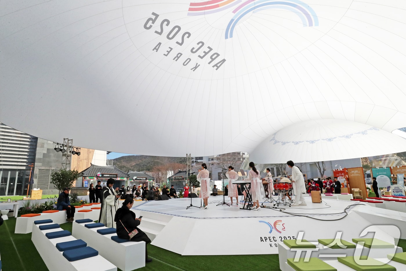 APEC 2025 KOREA (SOM1) 고위관리회의 첫 날인 지난 2월 24일 오전 회의장인 경북 경주시 보문단지 내 경주컨벤션센터(HICO) 야외에 설치된 투명 돔 공연장에서 전통 공연이 열리고 있다./뉴스1 ⓒ News1 최창호 기자