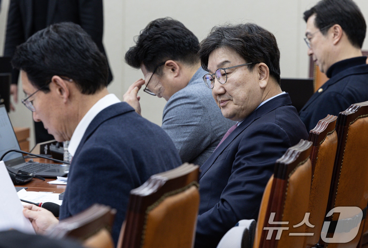 권성동 국민의힘 원내대표가 24일 오후 서울 여의도 국회에서 열린 제422회 국회(임시회) 정무위원회 제3차 회의에 참석해 있다. 2025.2.24/뉴스1 ⓒ News1 이재명 기자