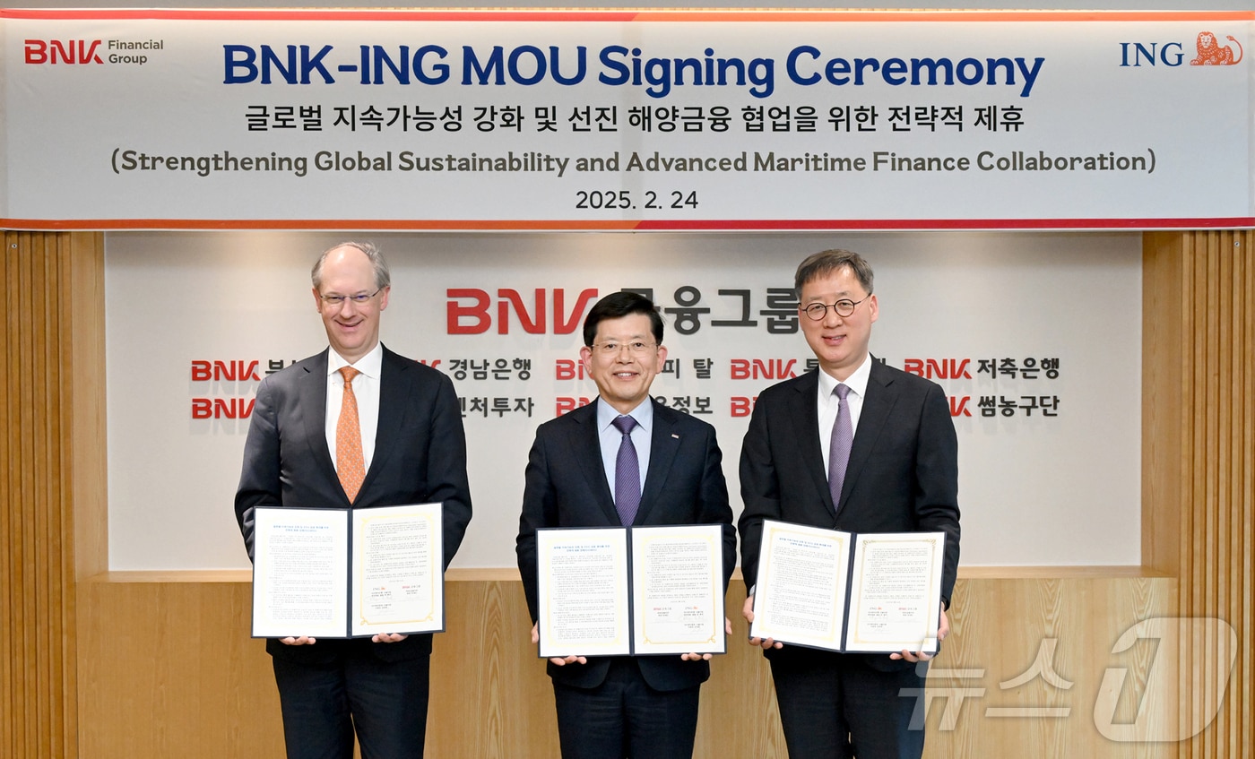  필립 반 후프 ING은행 한국 대표(왼쪽부터), 빈대인 BNK금융그룹 회장, 손영창 ING증권 서울 지점장이 24일 부산은행 본점에서 '글로벌 지속가능성 강화 및 ESG 금융 확대를 위한 전략적 제휴 양해각서(MOU)'를 체결한 뒤 기념사진을 촬영하고 있다.(BNK금융그룹 제공. 재판매 및 DB 금지)