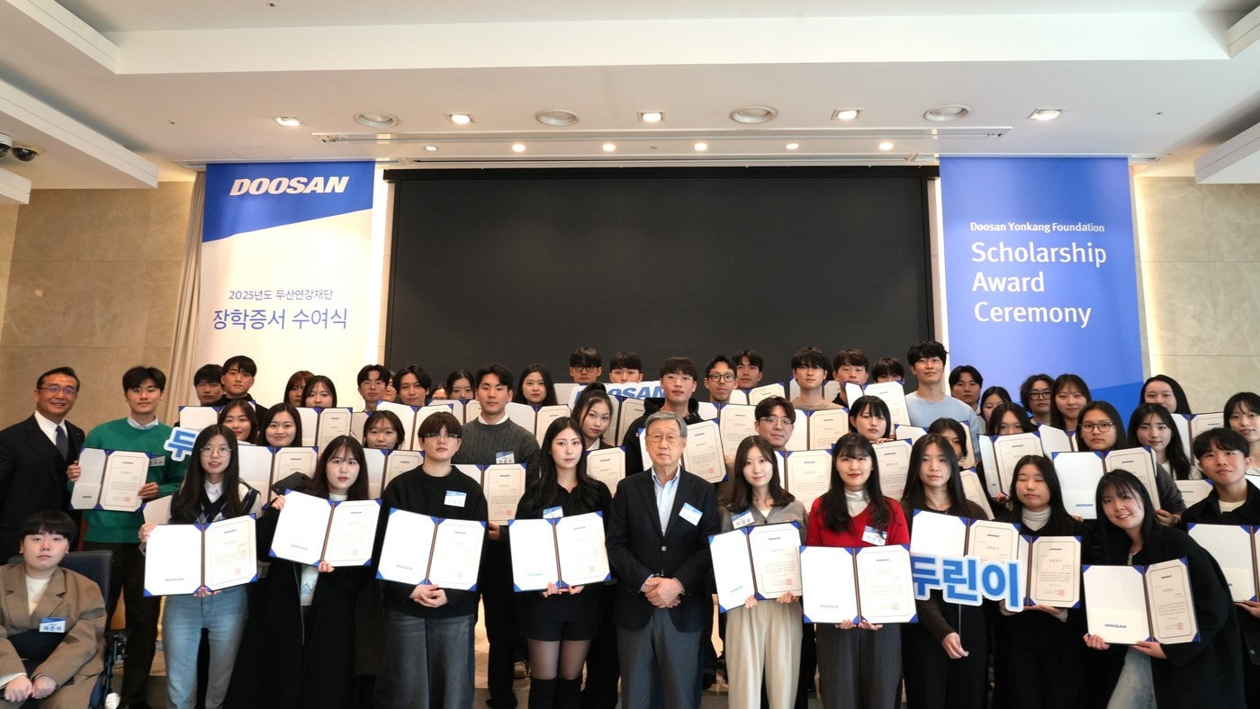  두산연강재단 2025년 장학증서 수여식'에서 두산연강재단 박용현 이사장(앞줄 가운데)이 장학생들과 기념사진 촬영을 하고 있다.(두산연강재단 제공)