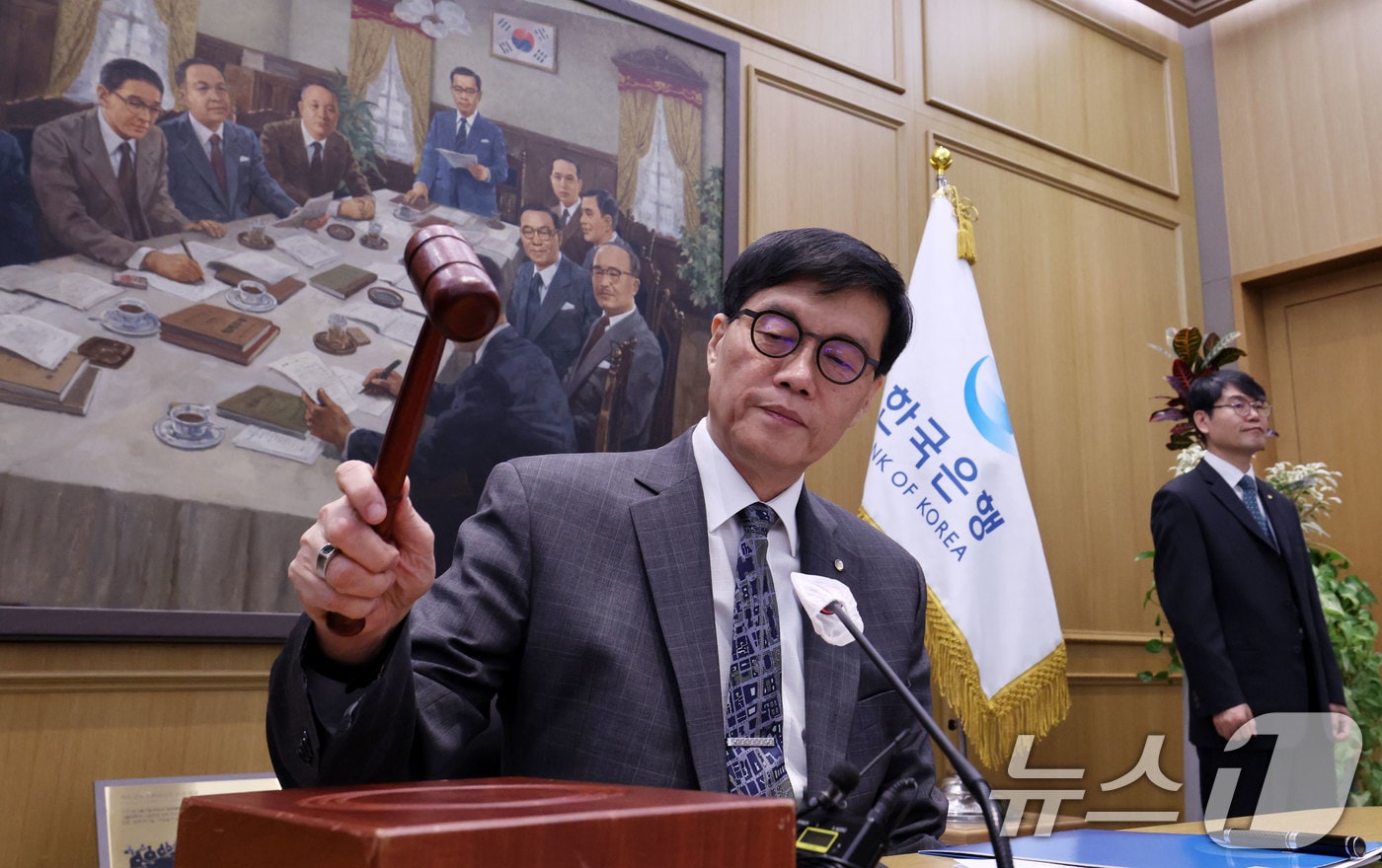 이창용 한국은행 총재가 지난 2월 금융통화위원회 본회의에서 의사봉을 두드리고 있다. (자료사진) /뉴스1