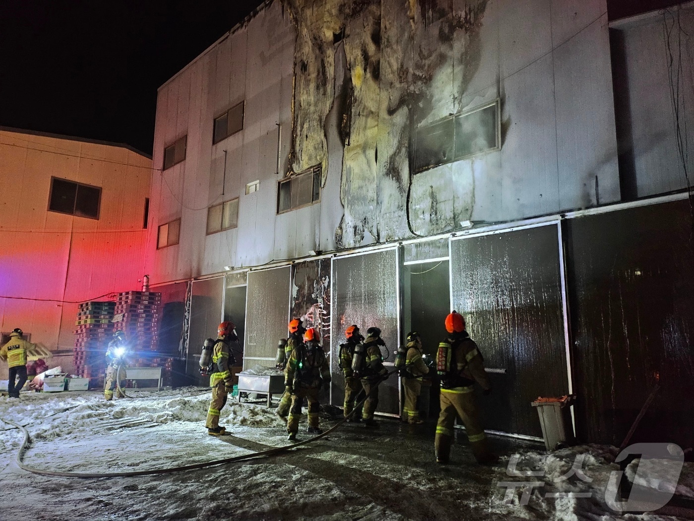 제천시 용두동의 한 창고 화재 현장 (소방 제공. 재판매 및 DB금지)/뉴스1  