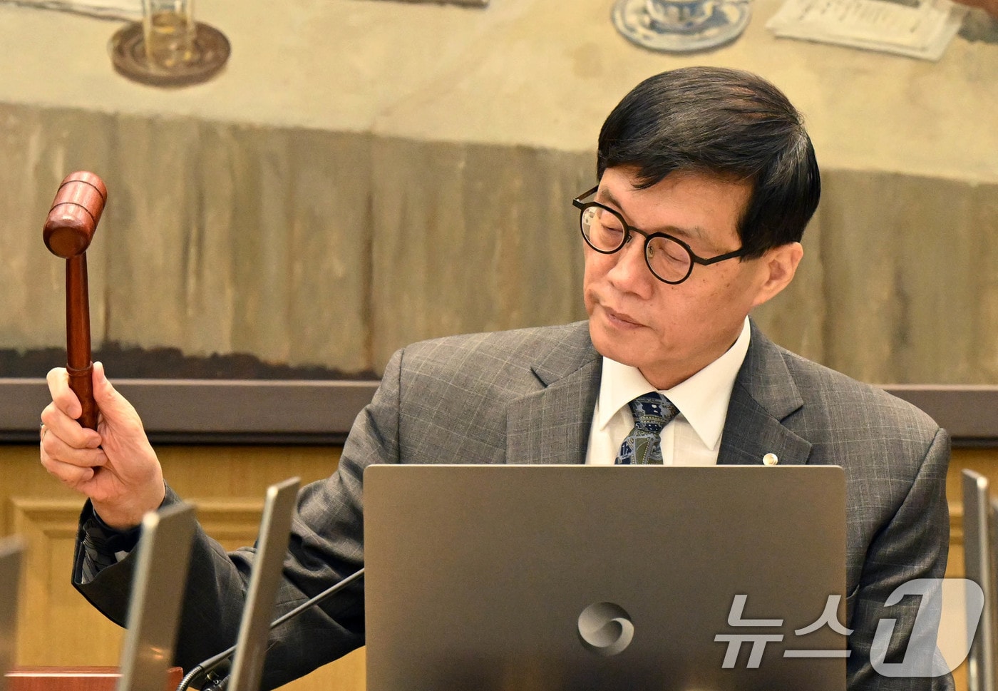이창용 한국은행 총재가 25일 서울 중구 한국은행 본관에서 열린 금융통화위원회 본회의에 개회를 선언하는 의사봉을 치고 있다. 2025.2.25/뉴스1 ⓒ News1 사진공동취재단
