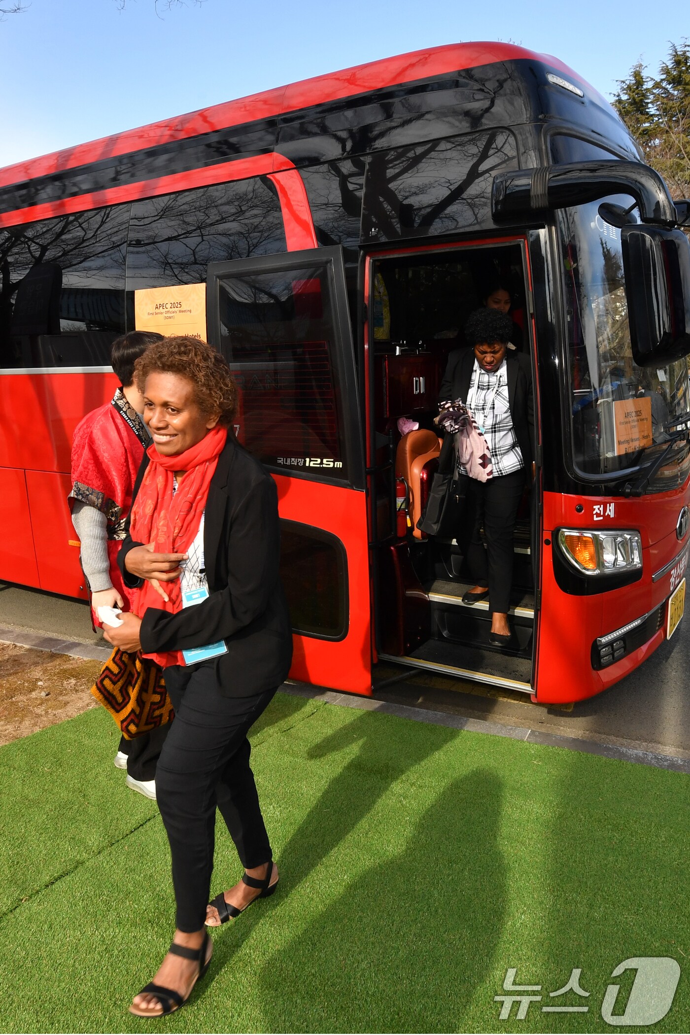 APEC 2025 KOREA (SOM1) 고위관리회의 둘째날인 25일 오전 각국 대표들이 셔틀버스편으로 회의장인 경북 경주시 보문단지 내 경주컨벤션센터(HICO)로 이동하고 있다. 이번 회의는 24일부터 다음 달 9일까지 HICO에서 APEC 21개 회원국 대표단 등 2000여명이 28개 회의체를 구성해 총 100여 차례의 회의를 개최한다. 2025.2.25/뉴스1 ⓒ News1 최창호 기자