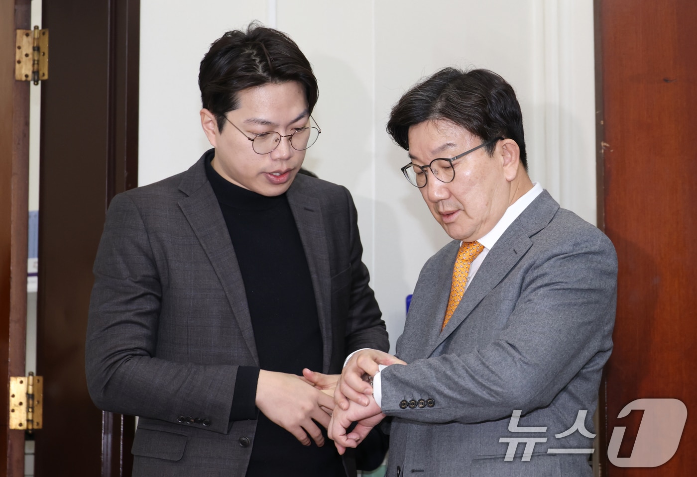 2025년 5월 25일 권성동 국민의힘 원내대표와 손영광 연금개혁청년행동 공동대표가 서울 여의도 국회에서 열린 연금개혁 청년간담회에 앞서 대화하고 있다. 손 대표는 윤어게인의 대표 격인 부산 세계로 교회 손현보 목사의 아들로 박형준 선대위 공동상임선대본부장을 맡고 있다. 2025.2.25 ⓒ 뉴스1 이광호 기자