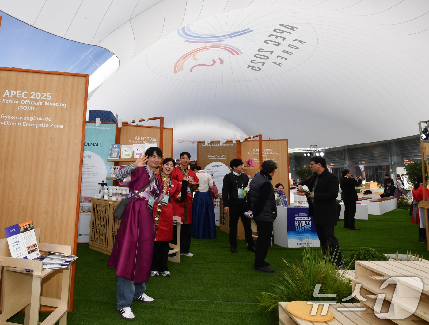 APEC 2025 KOREA (SOM1) 고위관리회의 둘째날인 지난 2월25일 경주컨벤션센터(HICO) 야외에 마련된 투명 돔 공연장에서 각국 대표단이 한국 전통문화 등을 체험하고 있다. 투명 돔에는 전통공연과 한복체험, 먹거리 등을 체험할 수 있다.2025.2.25/뉴스1 ⓒ News1 최창호 기자