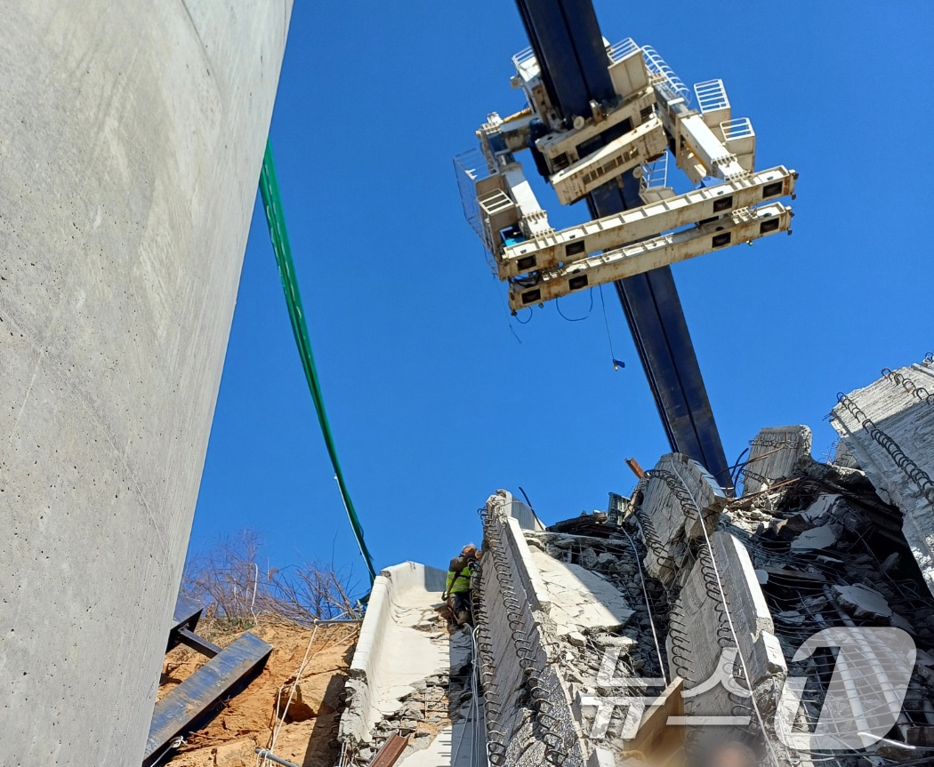 25일 오전 9시 49분께 충남 천안시 서북구 입장면 도림리의 서울세종고속도로 공사 현장에서 교각 위 구조물이 붕괴되는 사고가 발생했다. 소방 당국은 이 사고로 작업자 수 명이 매몰된 것으로 보고 현장에서 구조작업을 벌이고 있다. 사진은 붕괴 현장 모습. (독자제공, 재판매 및 DB금지) 2025.2.25/뉴스1