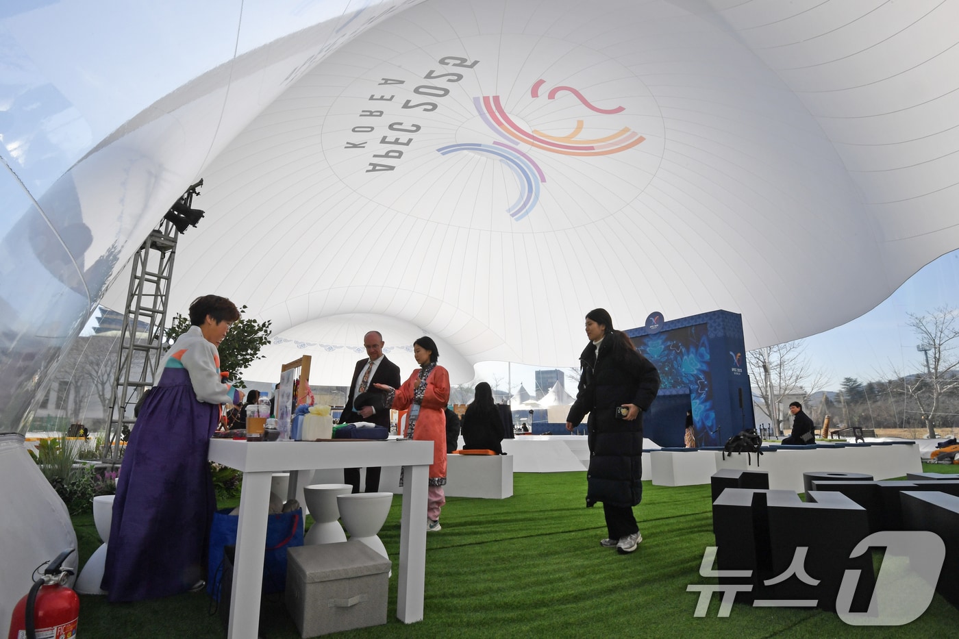APEC 2025 KOREA &#40;SOM1&#41; 고위관리회의 둘째날인 25일 회의장인 경북 경주시 보문단지 경주컨벤션센터&#40;HICO&#41; 야외에 마련된 투명 돔 공연장에 각국 대표단이 한국 전통문화 등을 체험할 수 있는 다양한 공간이 마련돼 있다. 이번 회의는 24일부터 다음 달 9일까지 HICO에서 APEC 21개 회원국 대표단 등 2000여명이 28개 회의체를 구성해 총 100여 차례의 회의를 개최한다. 2025.2.25/뉴스1 ⓒ News1 최창호 기자