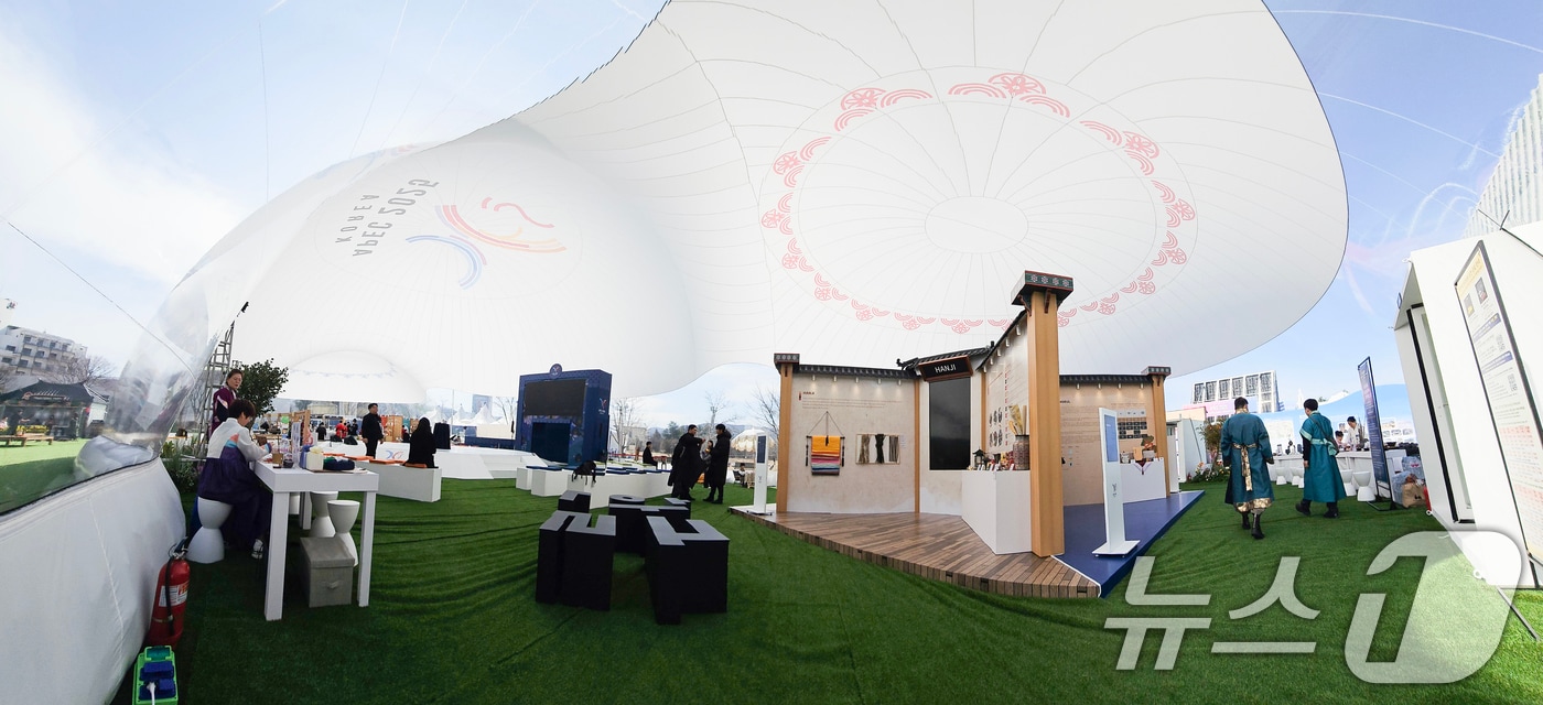 APEC 2025 KOREA (SOM1) 고위관리회의 둘째날인 25일 회의장인 경북 경주시 보문단지 경주컨벤션센터(HICO) 야외에 마련된 투명 돔 공연장.. 2025.2.25/뉴스1 ⓒ News1 최창호 기자